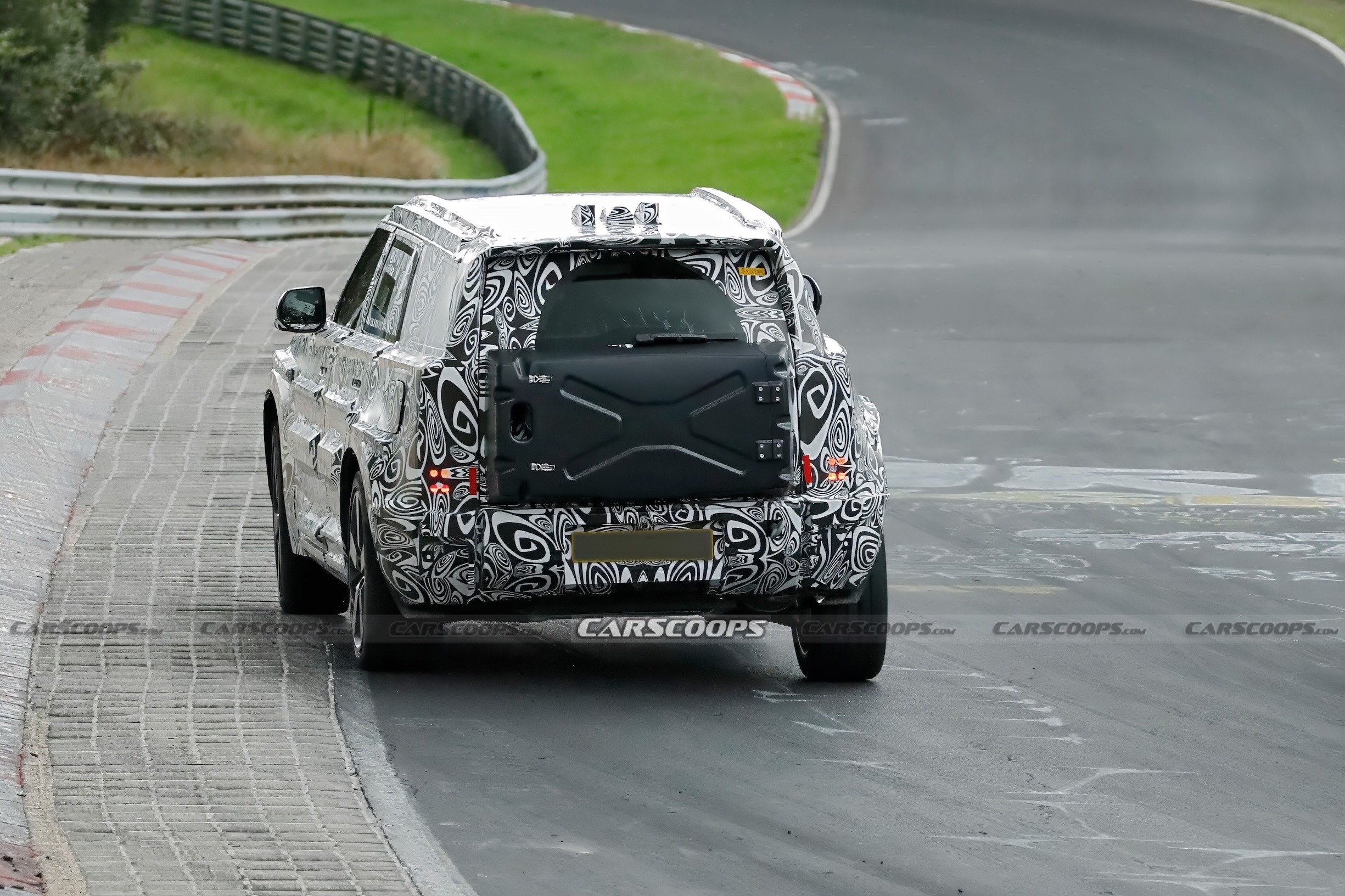 Land Rover Baby Defender spy shots Sep 2600016