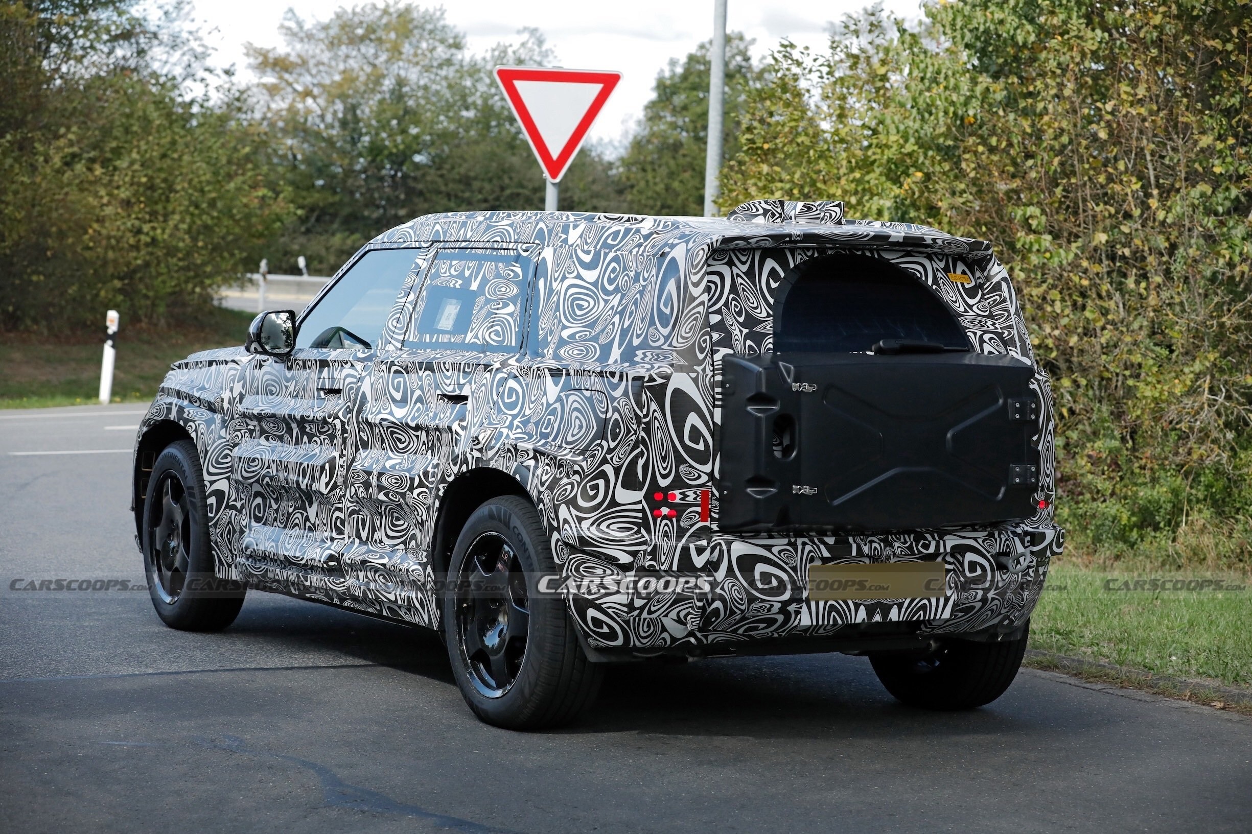 Land Rover Baby Defender spy shots Sep 2600018