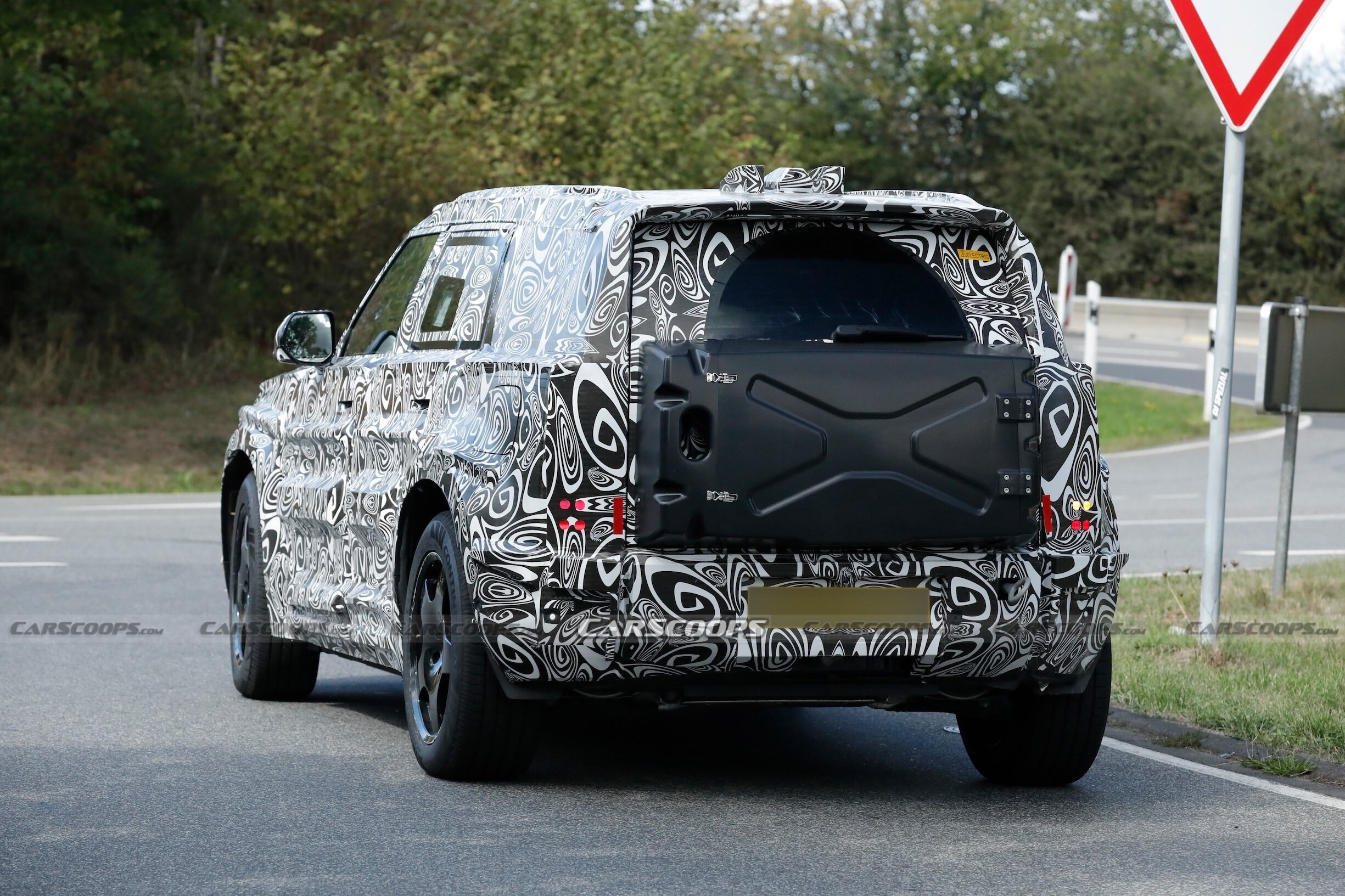 Land Rover Baby Defender spy shots Sep 2600019