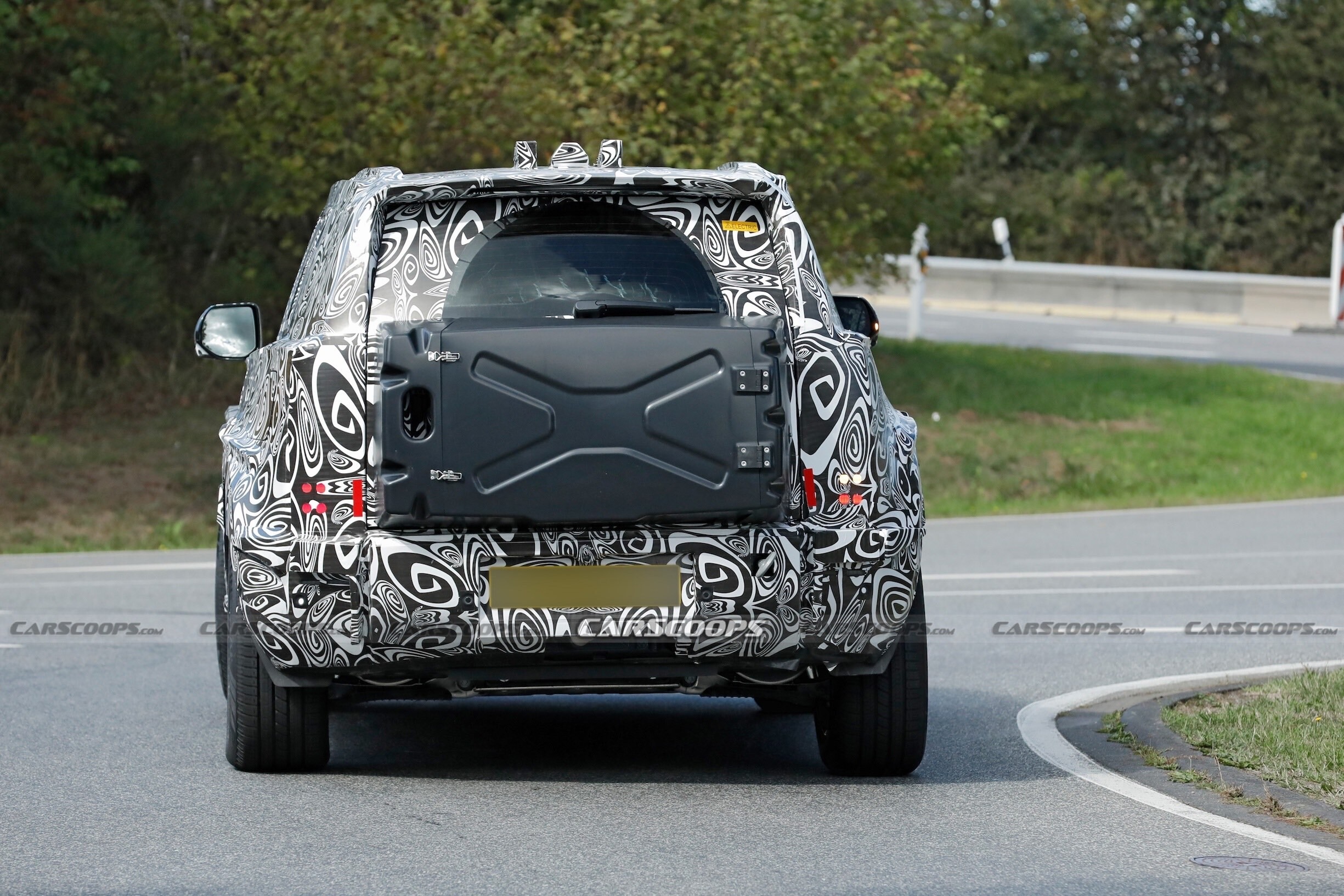 Land Rover Baby Defender spy shots Sep 2600020