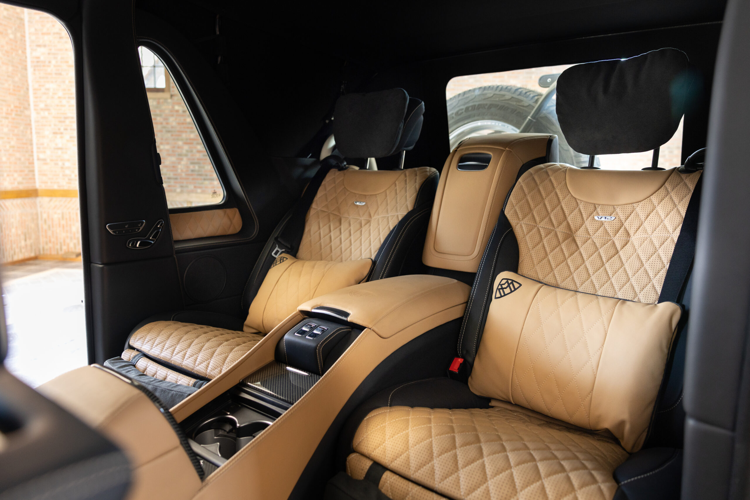 2018-Mercedes-Maybach-G-650-Landaulet_1472710