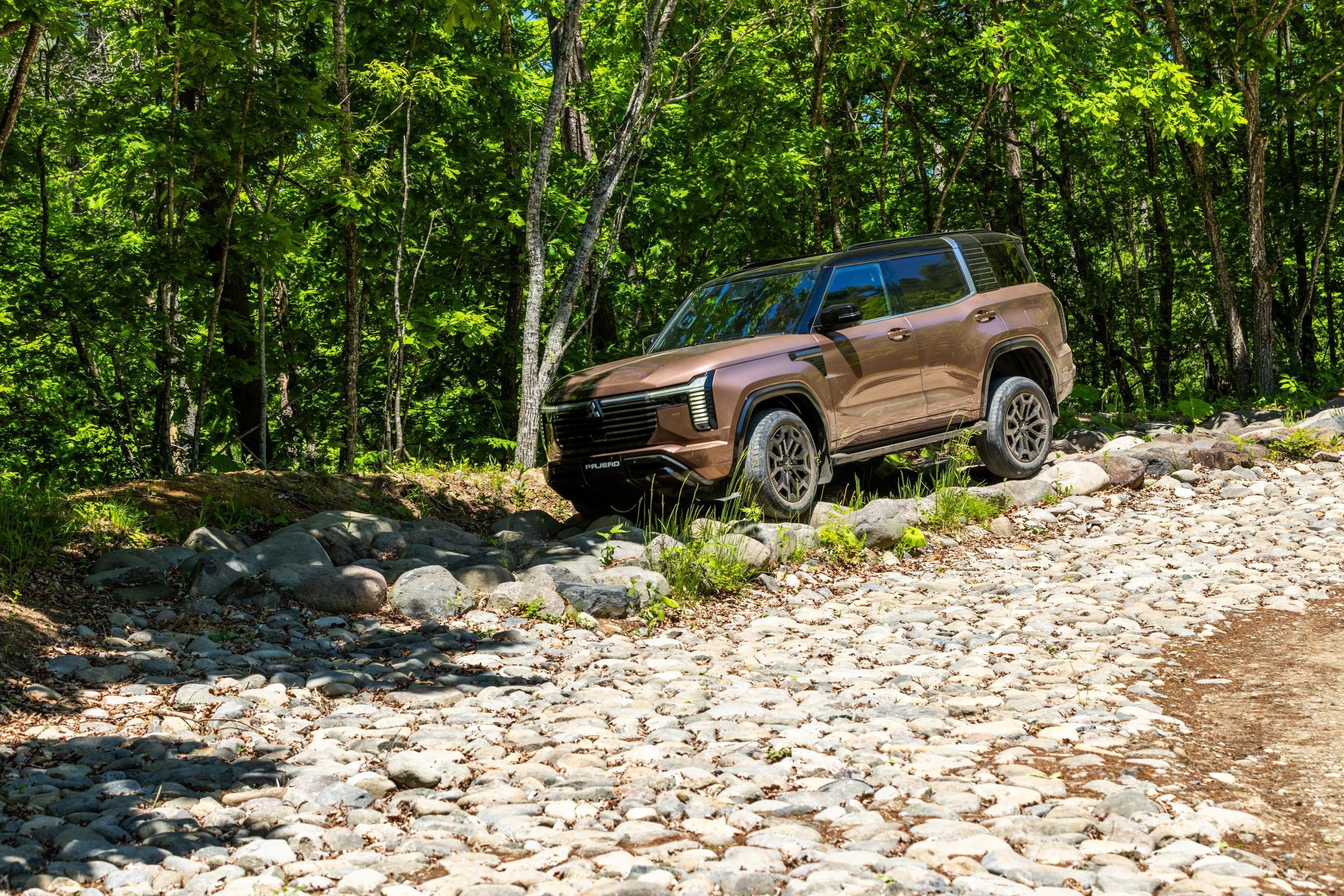 2027 Mitsubishi Pajero Exterior - Australia (74)