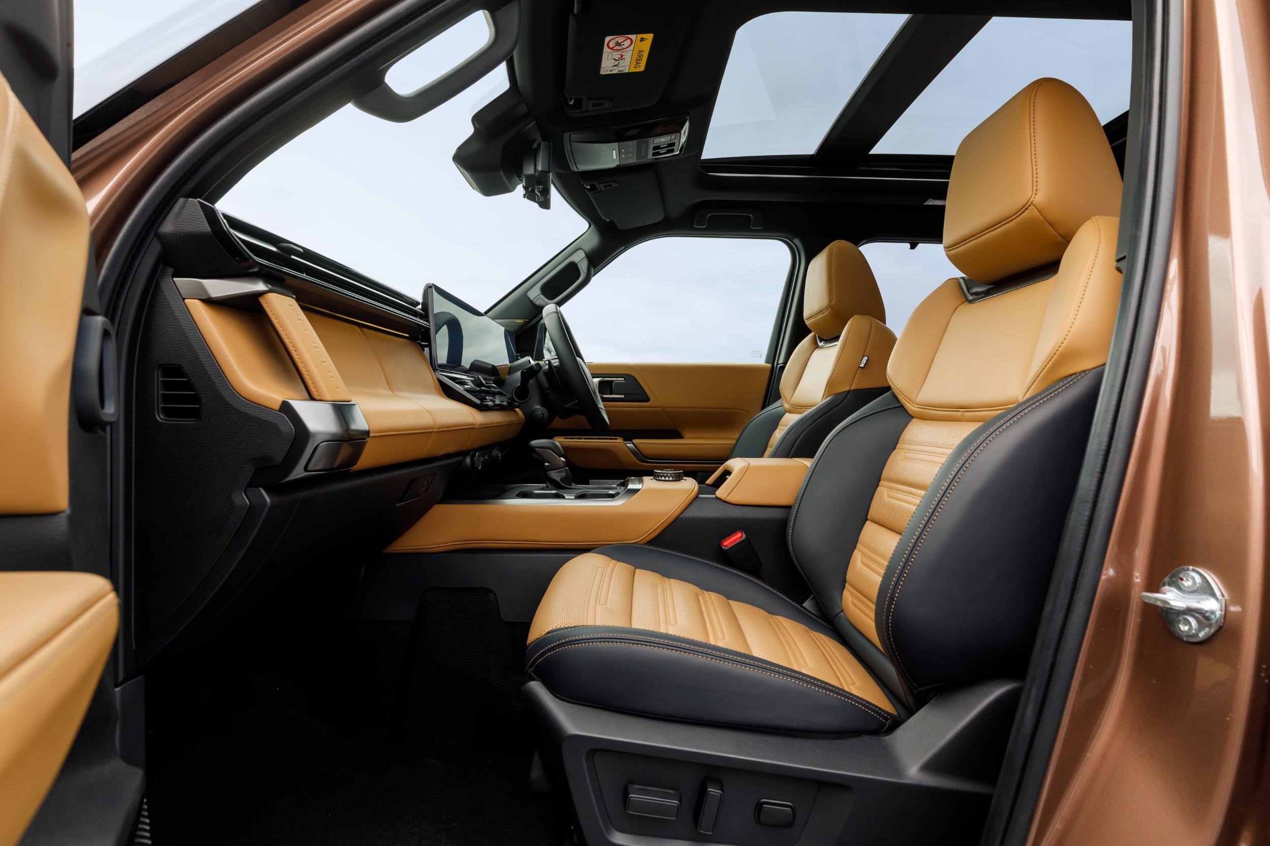 2027 Mitsubishi Pajero Interior - Australia (10)
