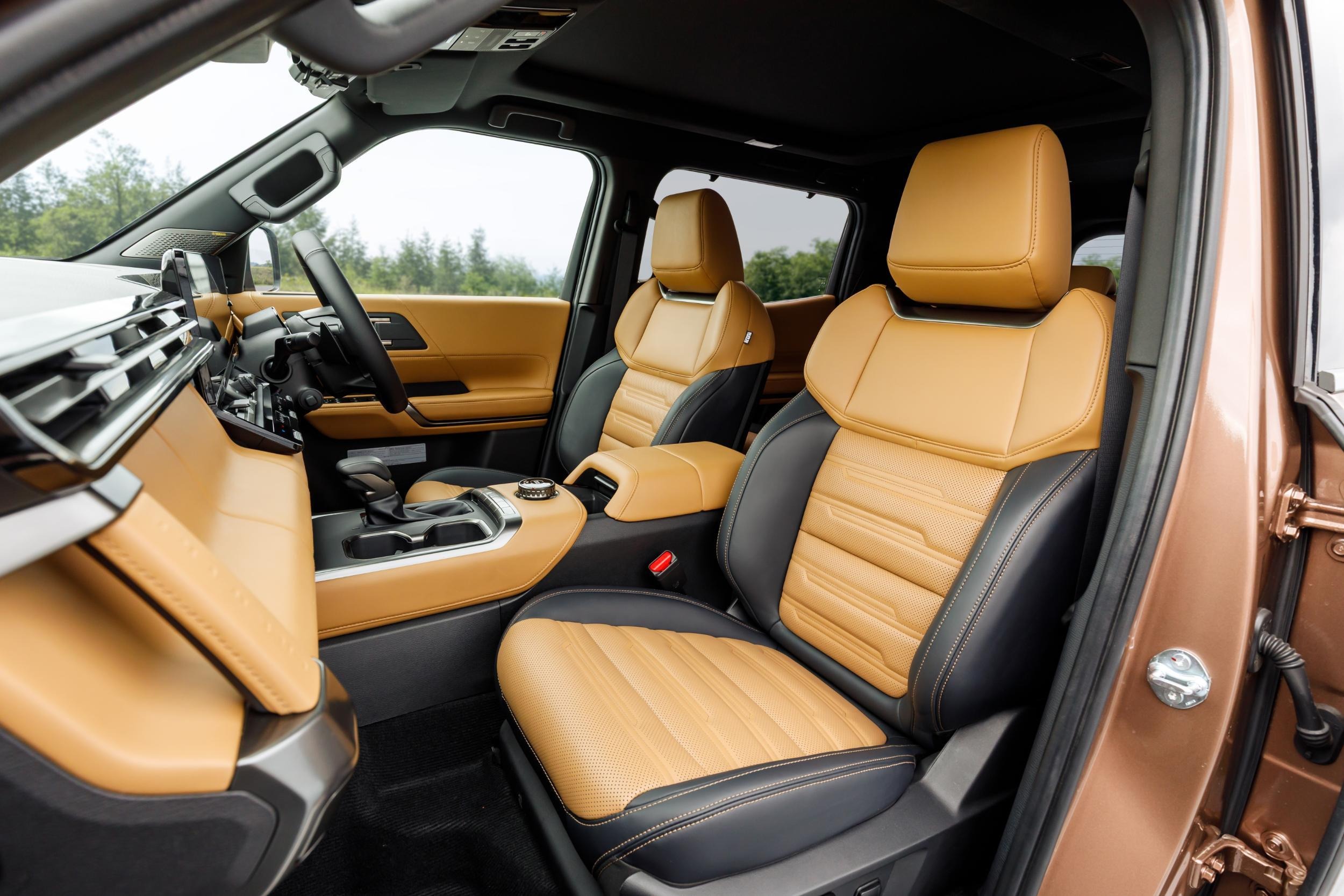 2027 Mitsubishi Pajero Interior - Australia (11)