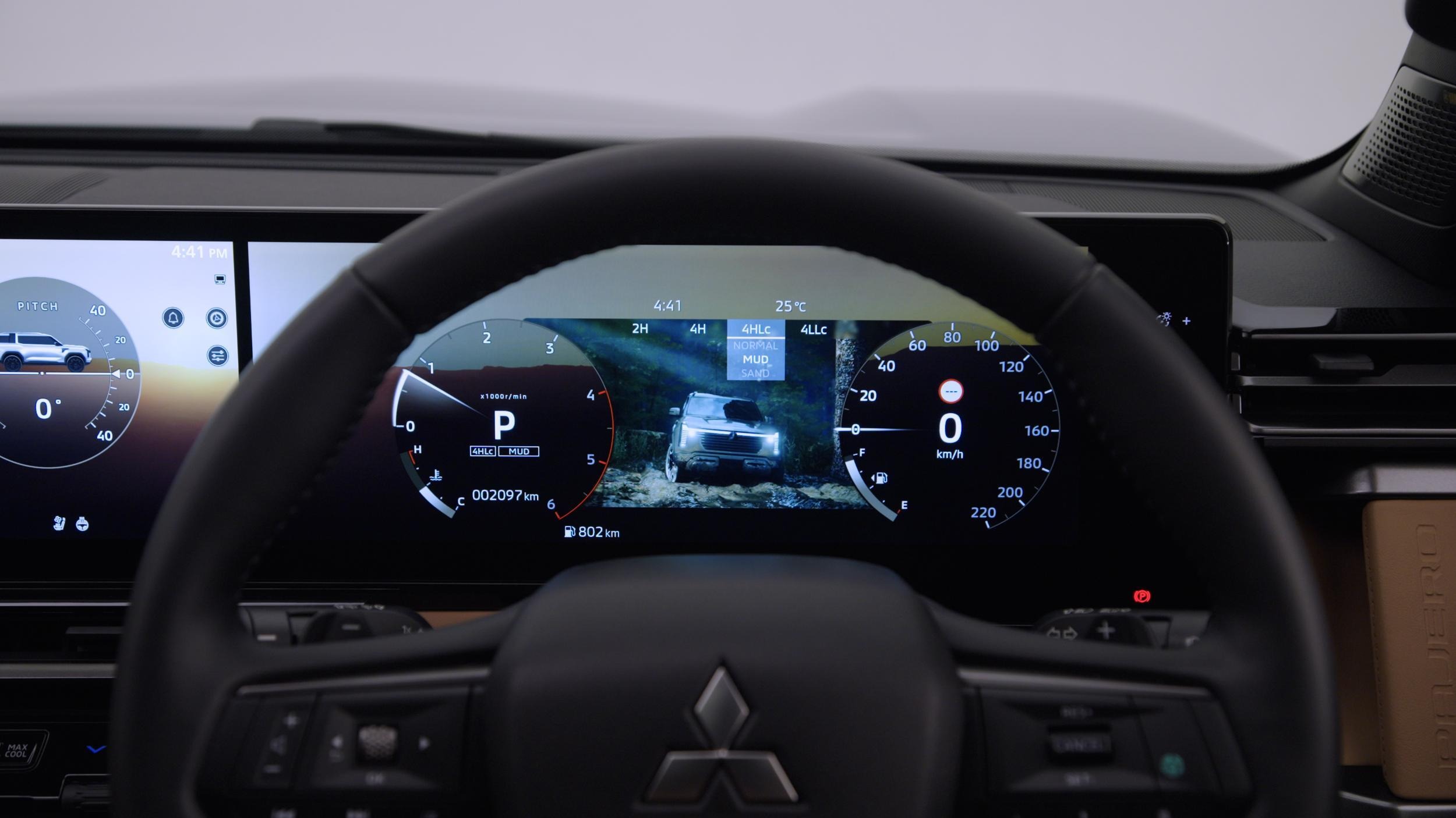 2027 Mitsubishi Pajero Interior - Australia (19)