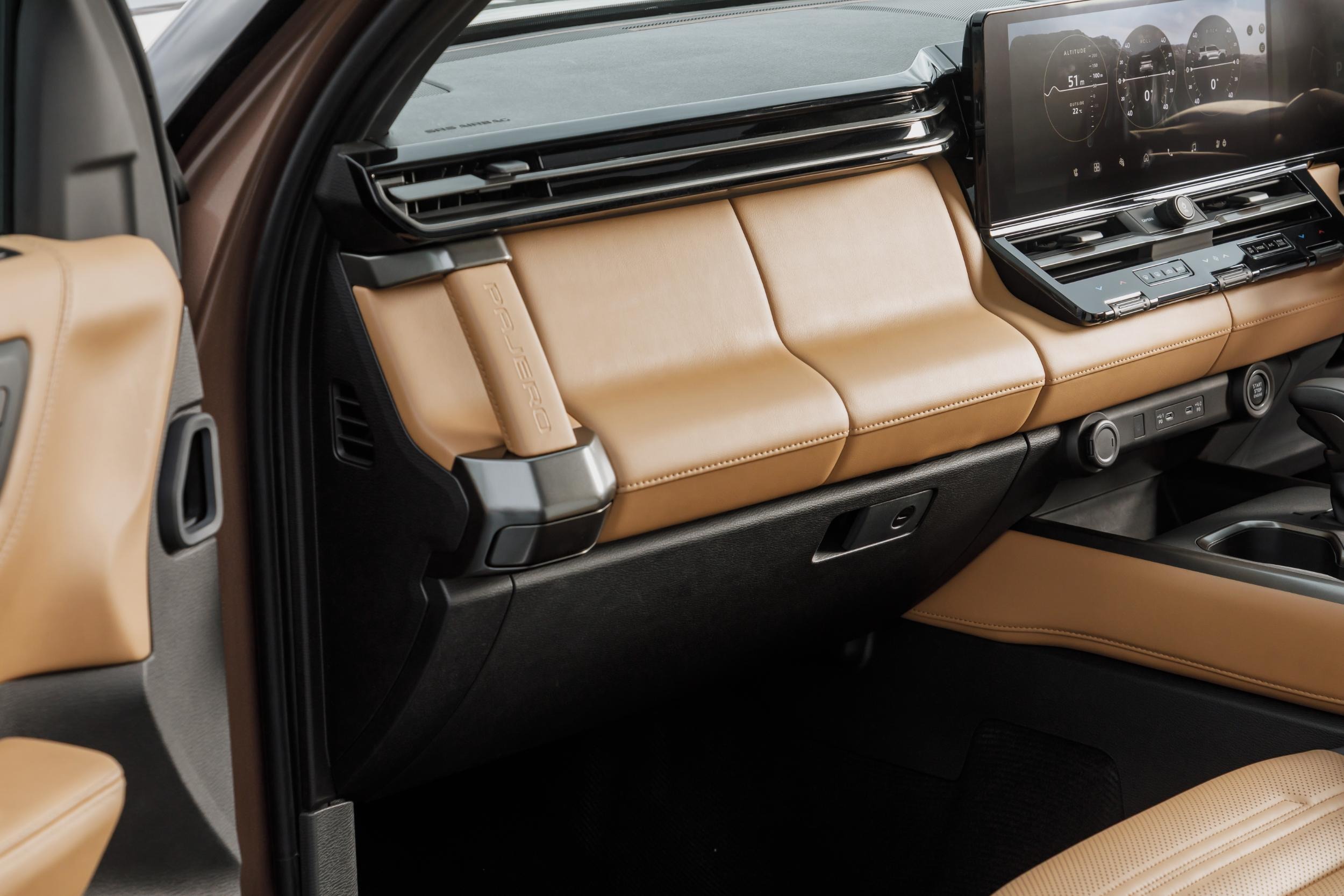 2027 Mitsubishi Pajero Interior - Australia (25)