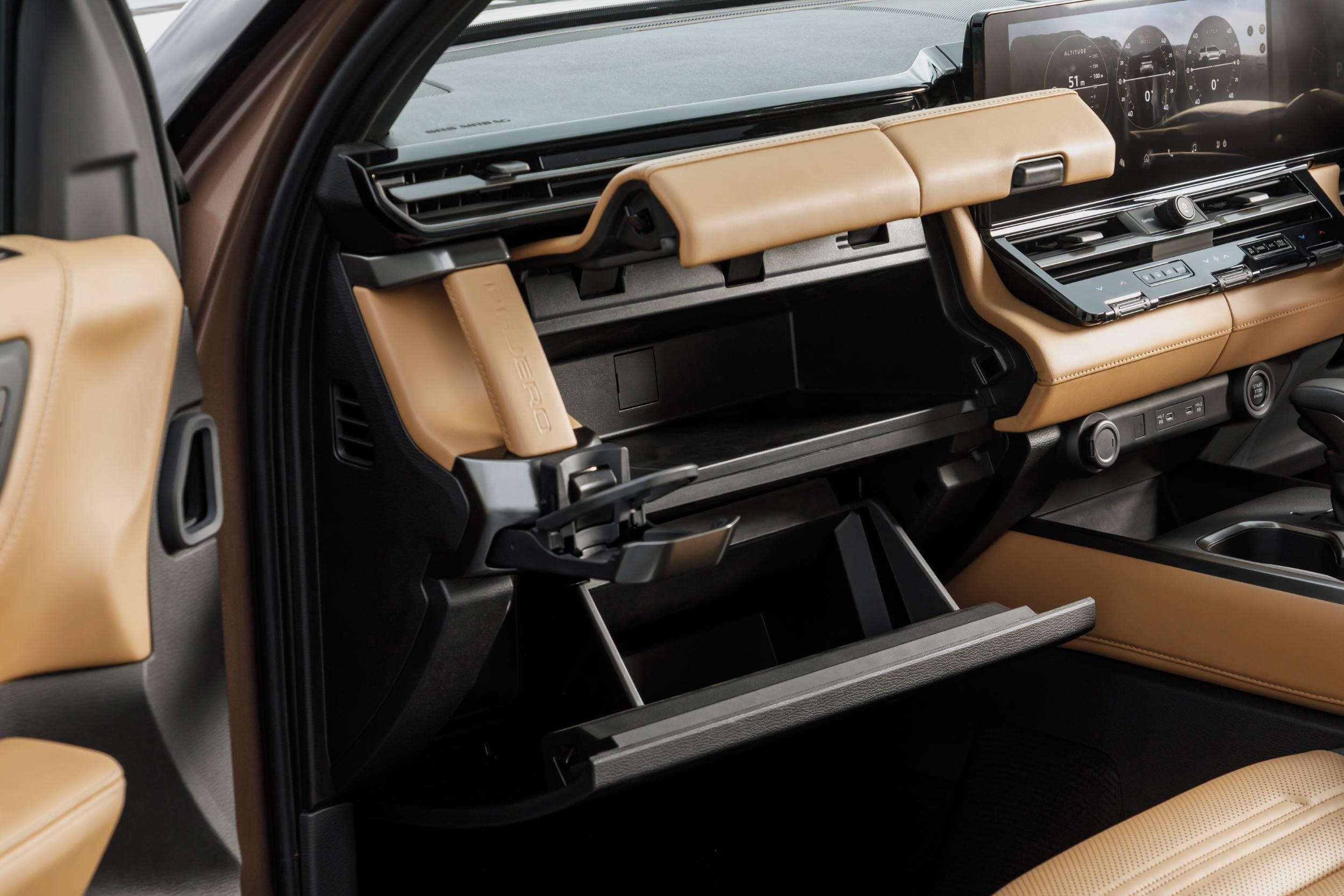 2027 Mitsubishi Pajero Interior - Australia (26)