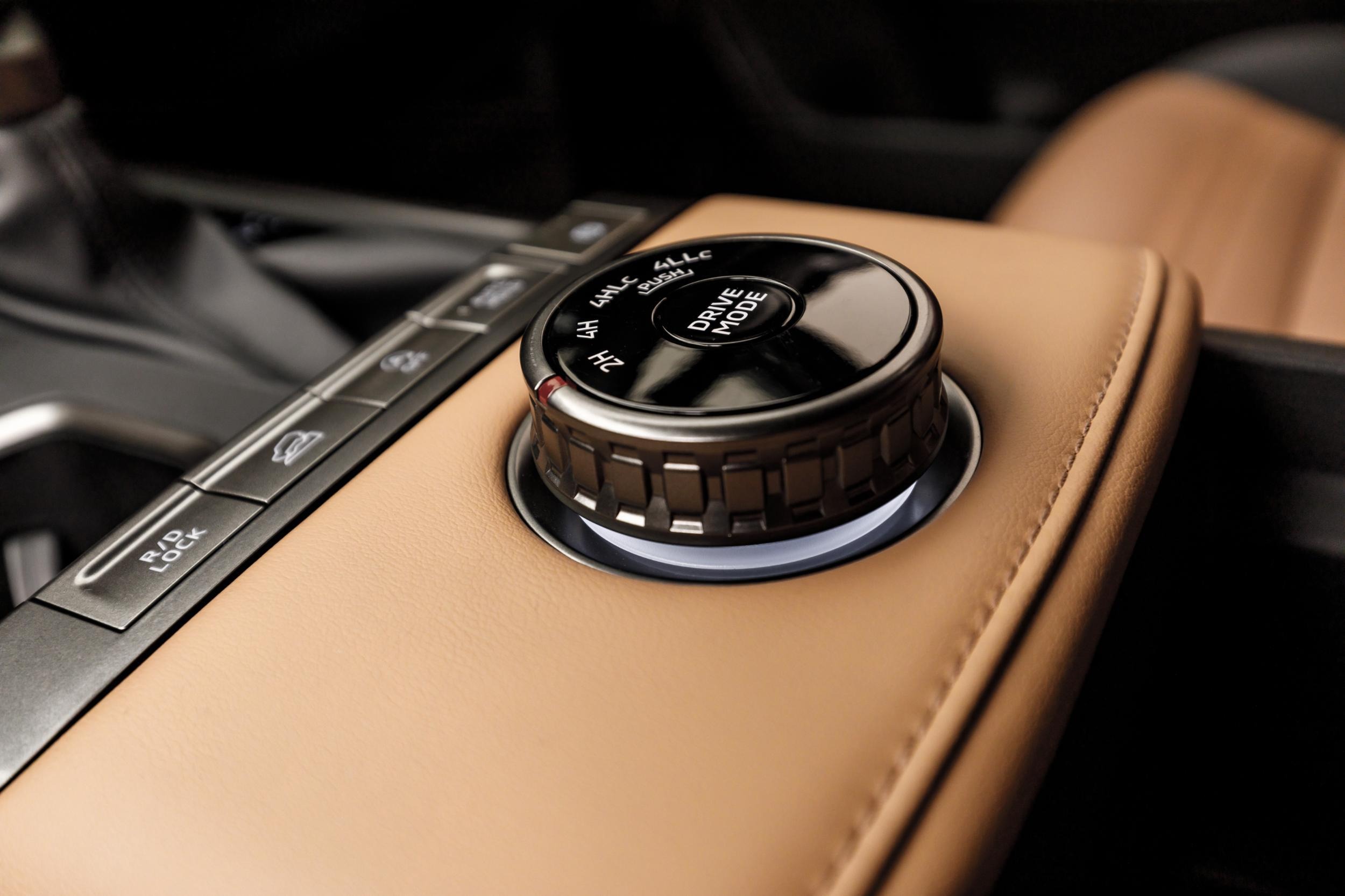 2027 Mitsubishi Pajero Interior - Australia (27)