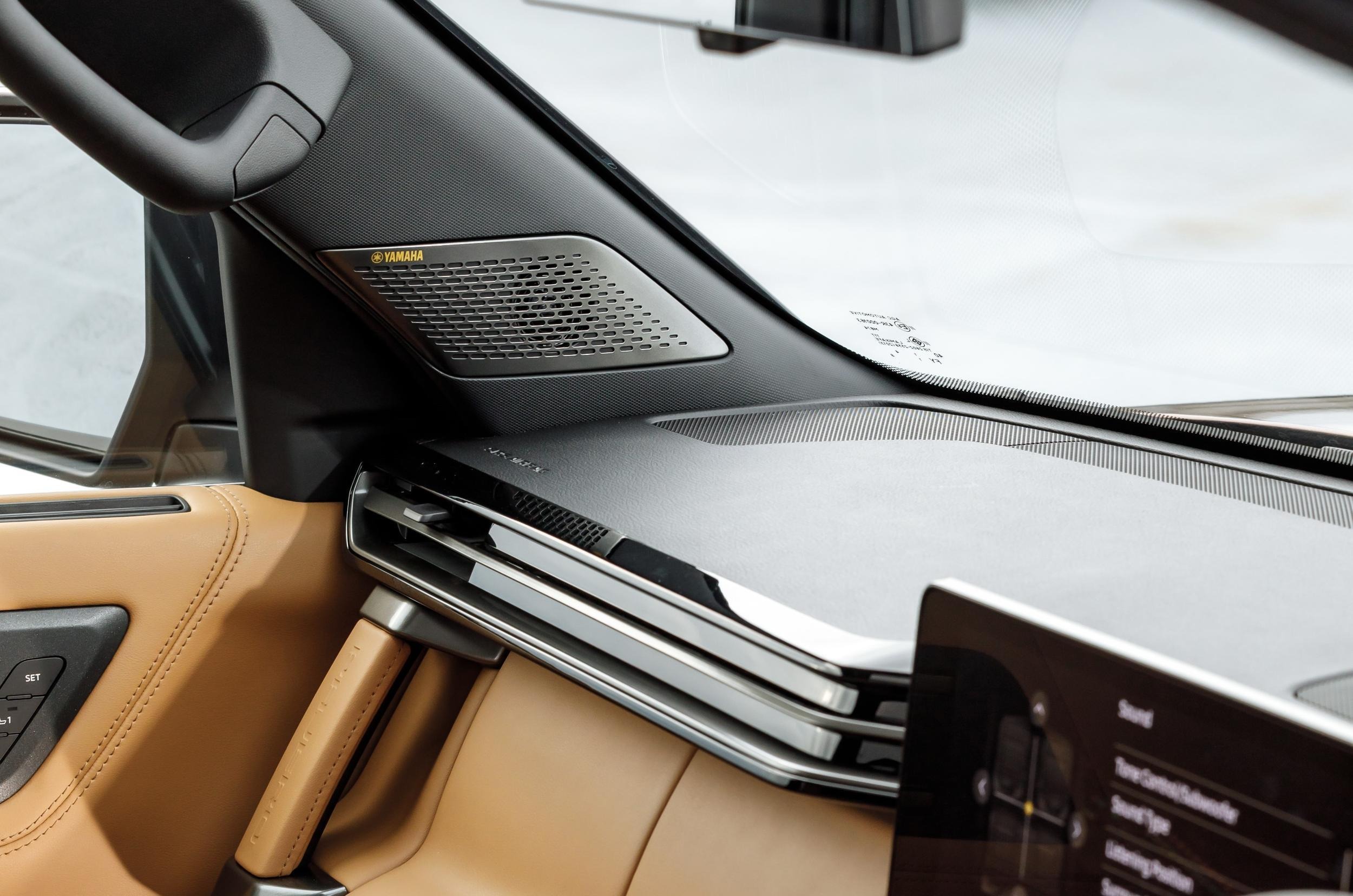 2027 Mitsubishi Pajero Interior - Australia (28)