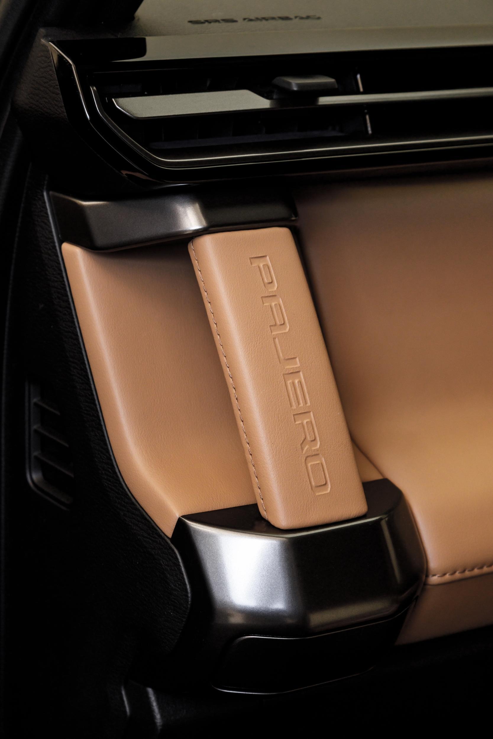 2027 Mitsubishi Pajero Interior - Australia (29)