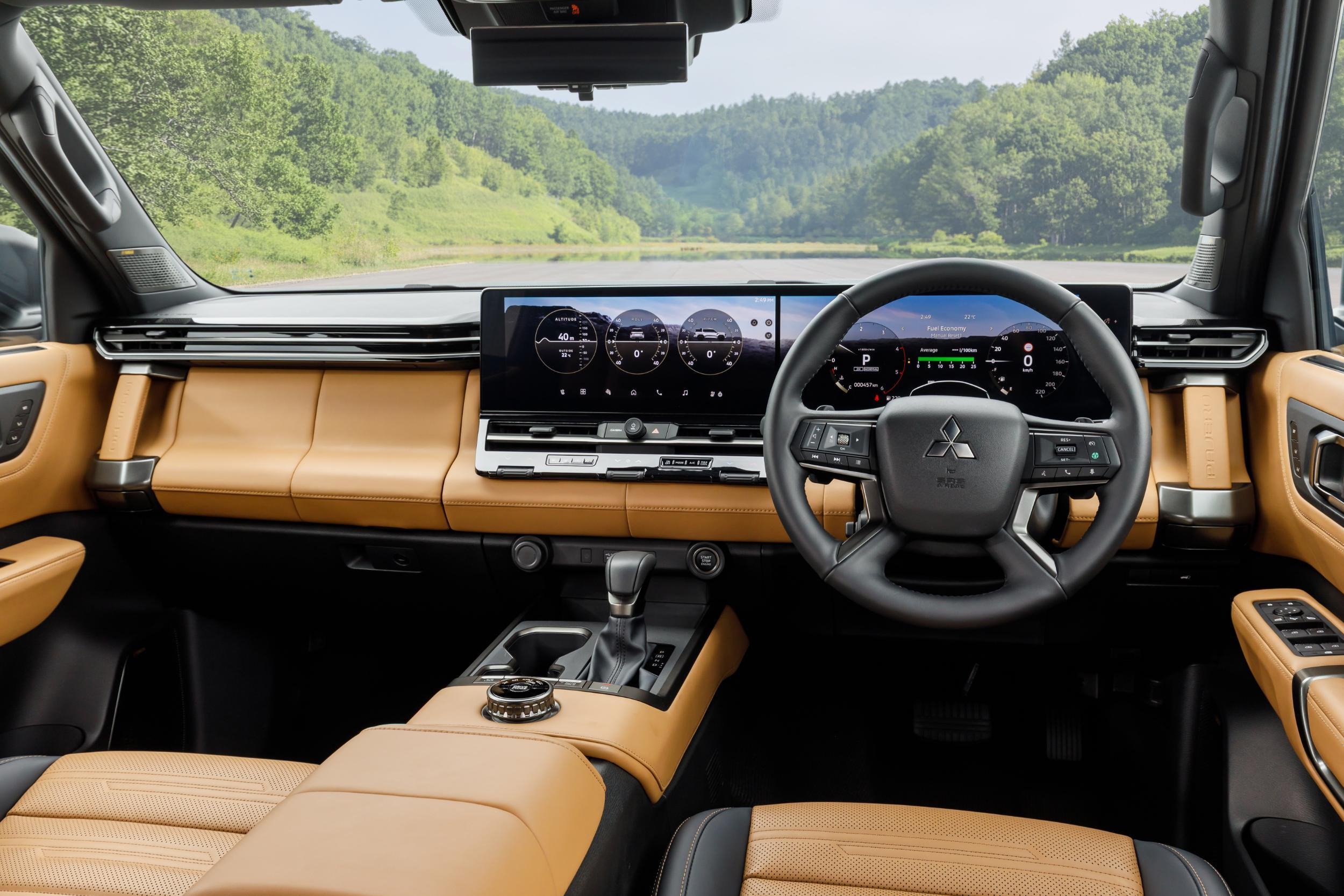 2027 Mitsubishi Pajero Interior - Australia (3)