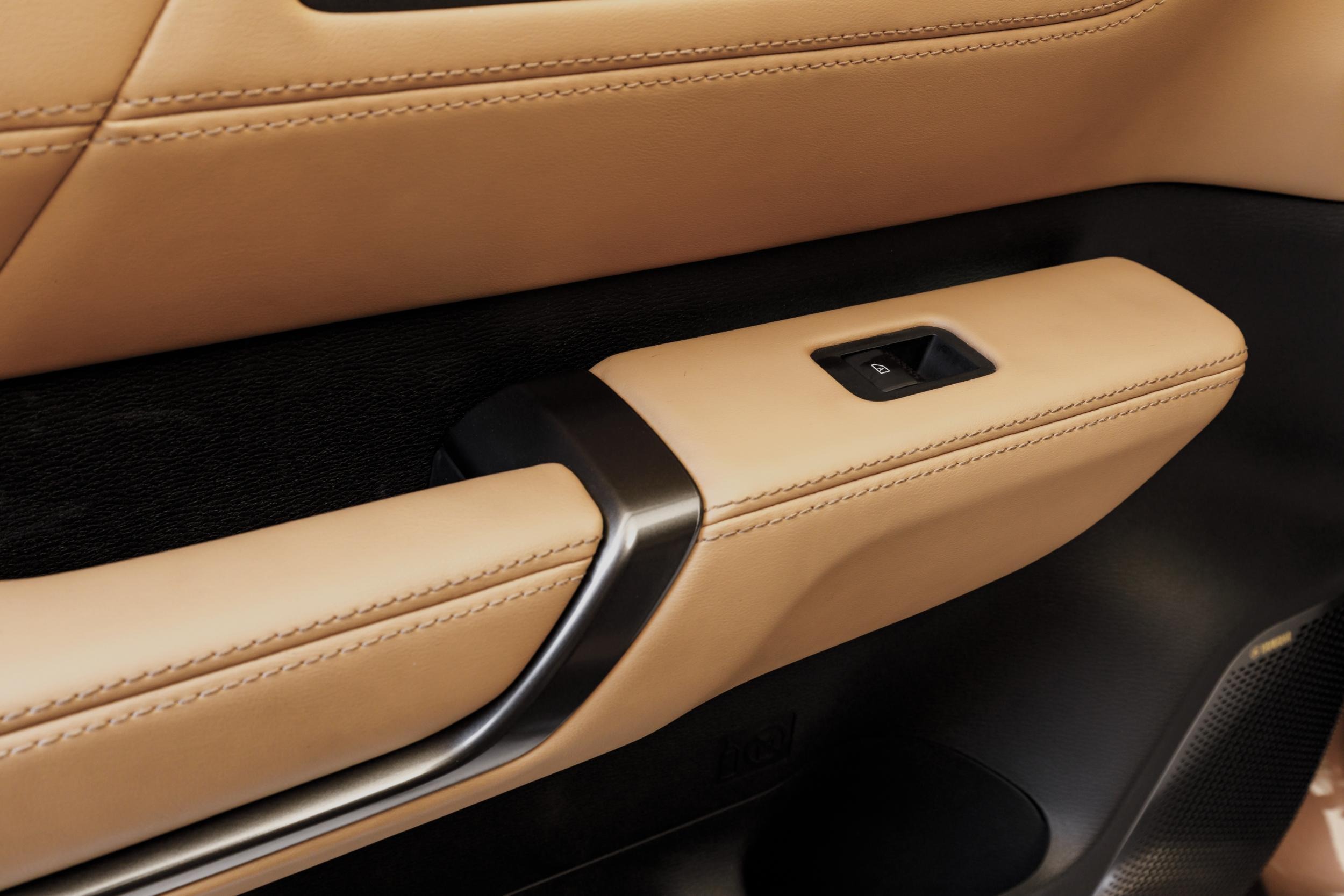 2027 Mitsubishi Pajero Interior - Australia (33)