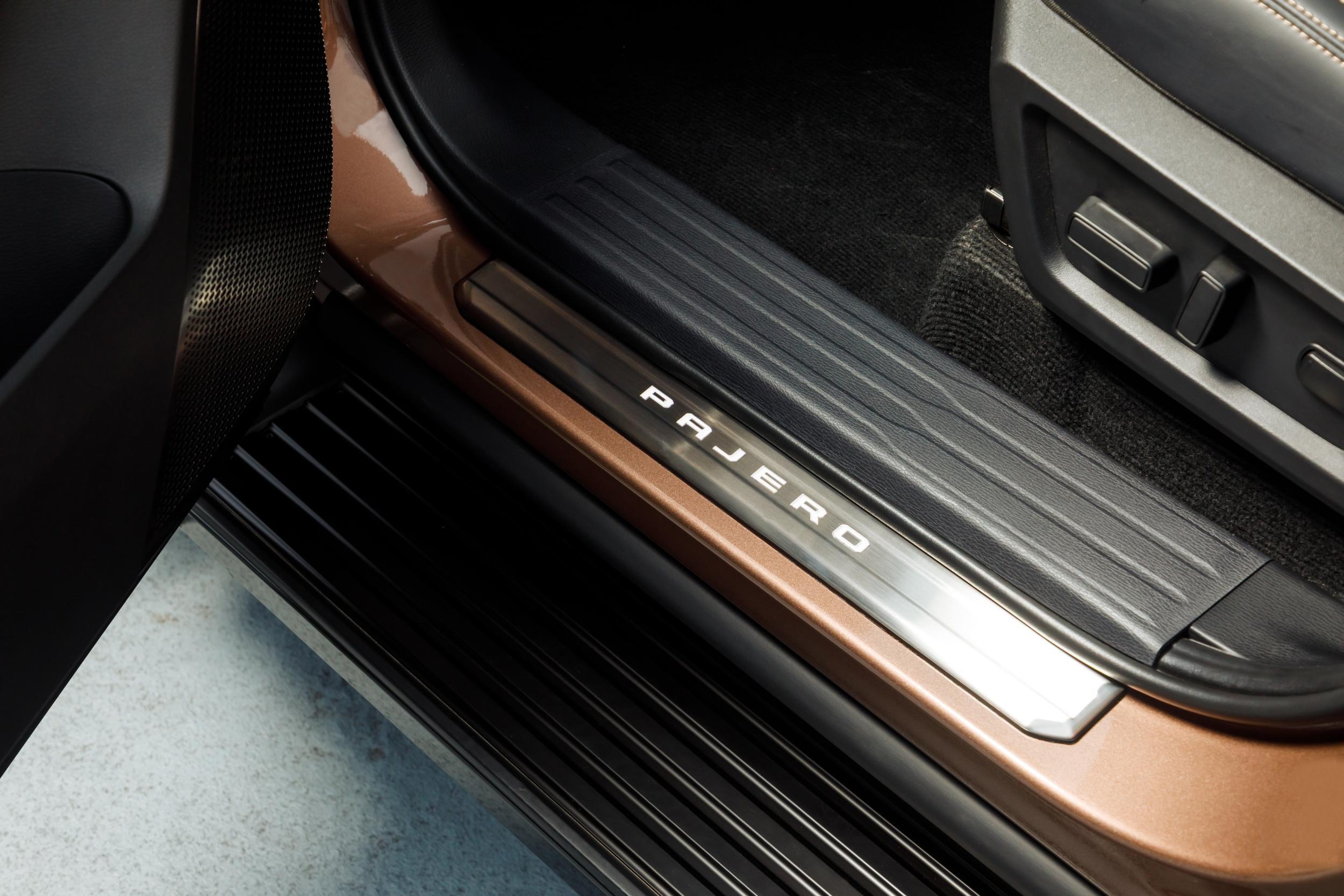 2027 Mitsubishi Pajero Interior - Australia (34)