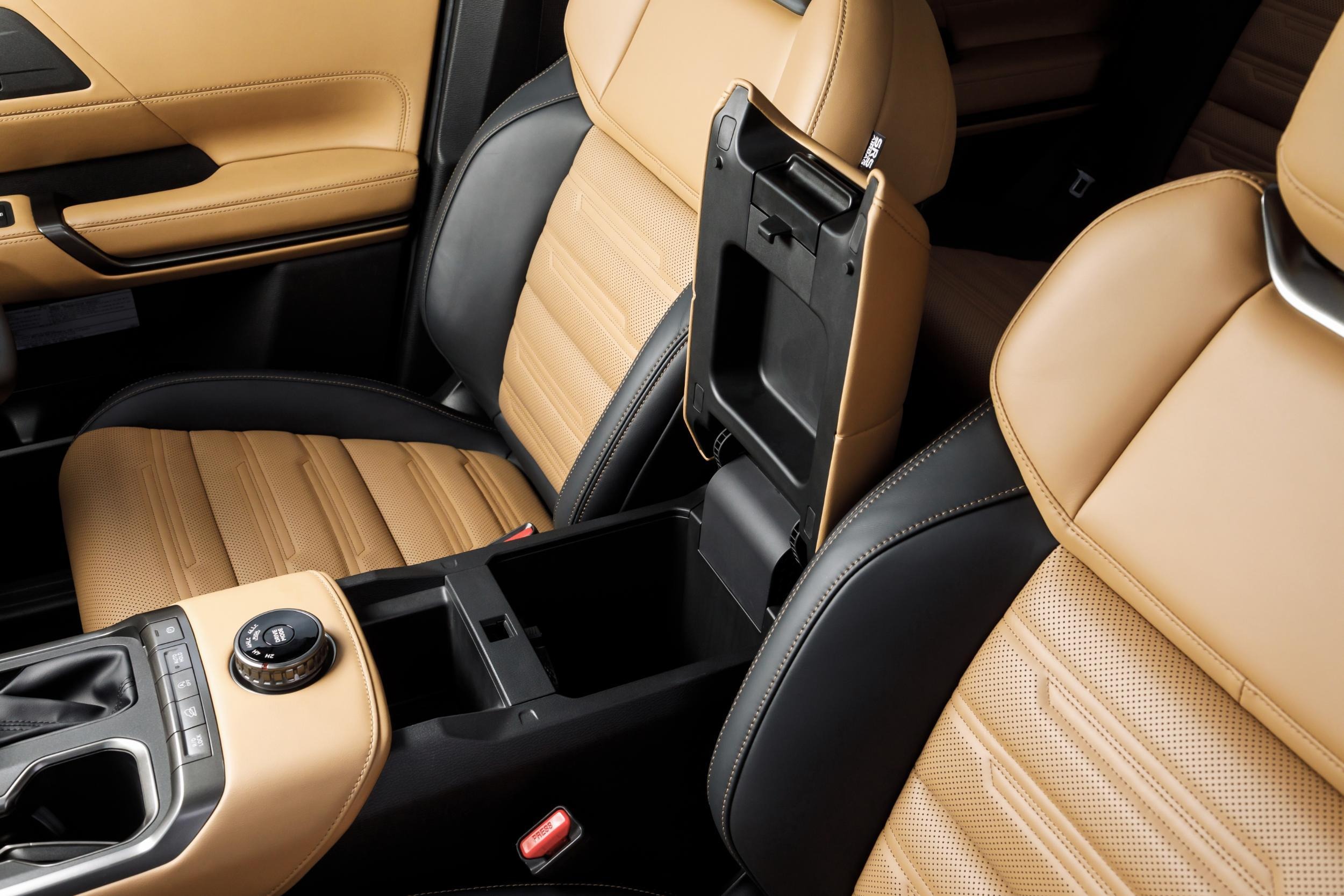 2027 Mitsubishi Pajero Interior - Australia (35)