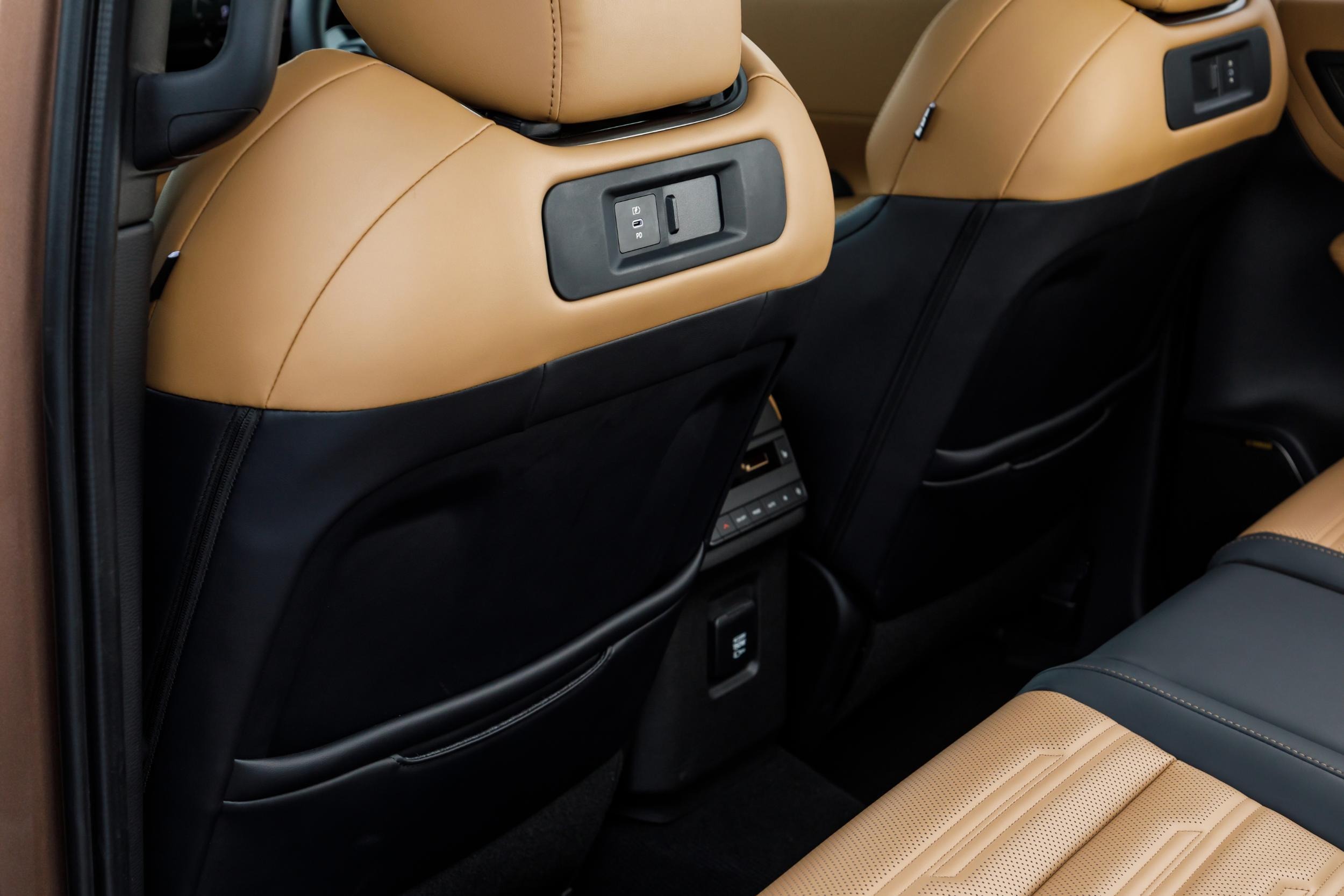 2027 Mitsubishi Pajero Interior - Australia (37)