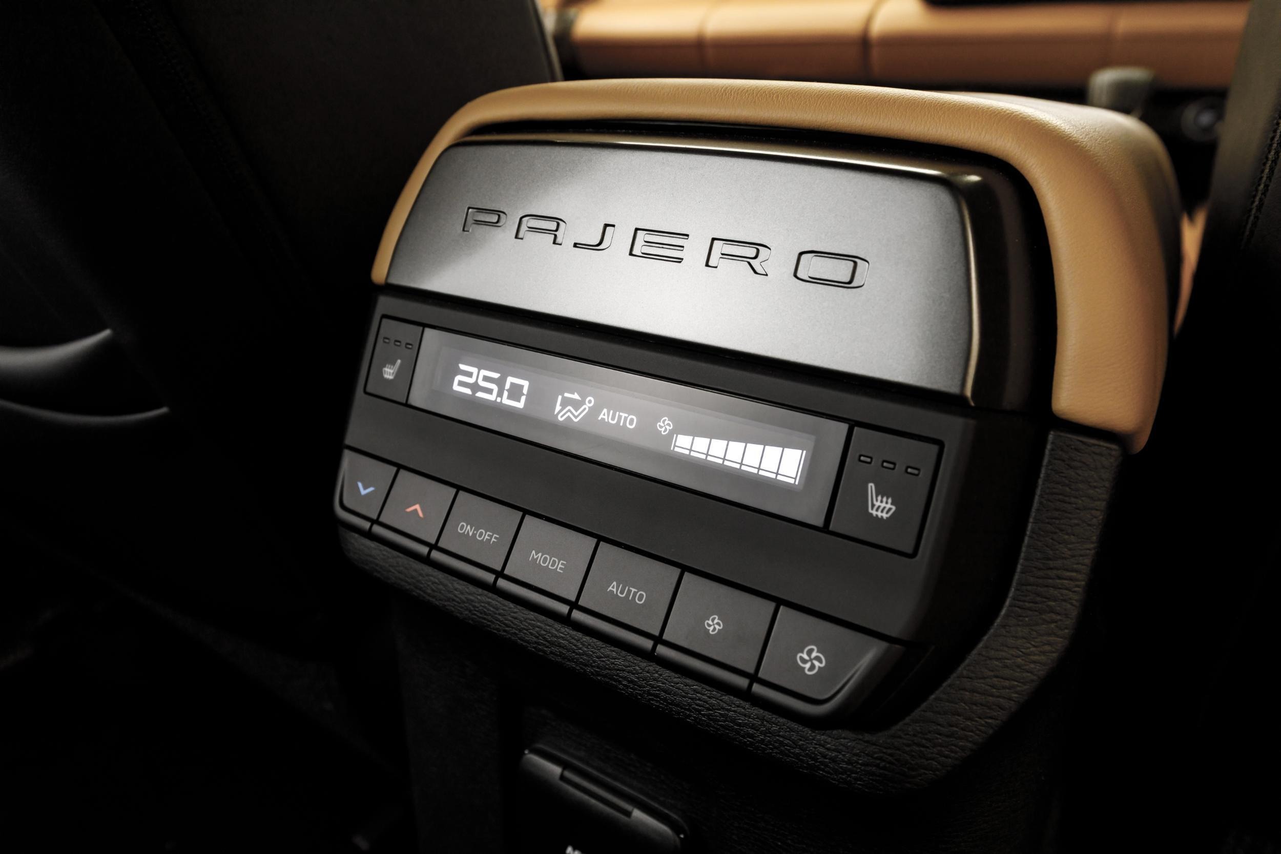 2027 Mitsubishi Pajero Interior - Australia (38)