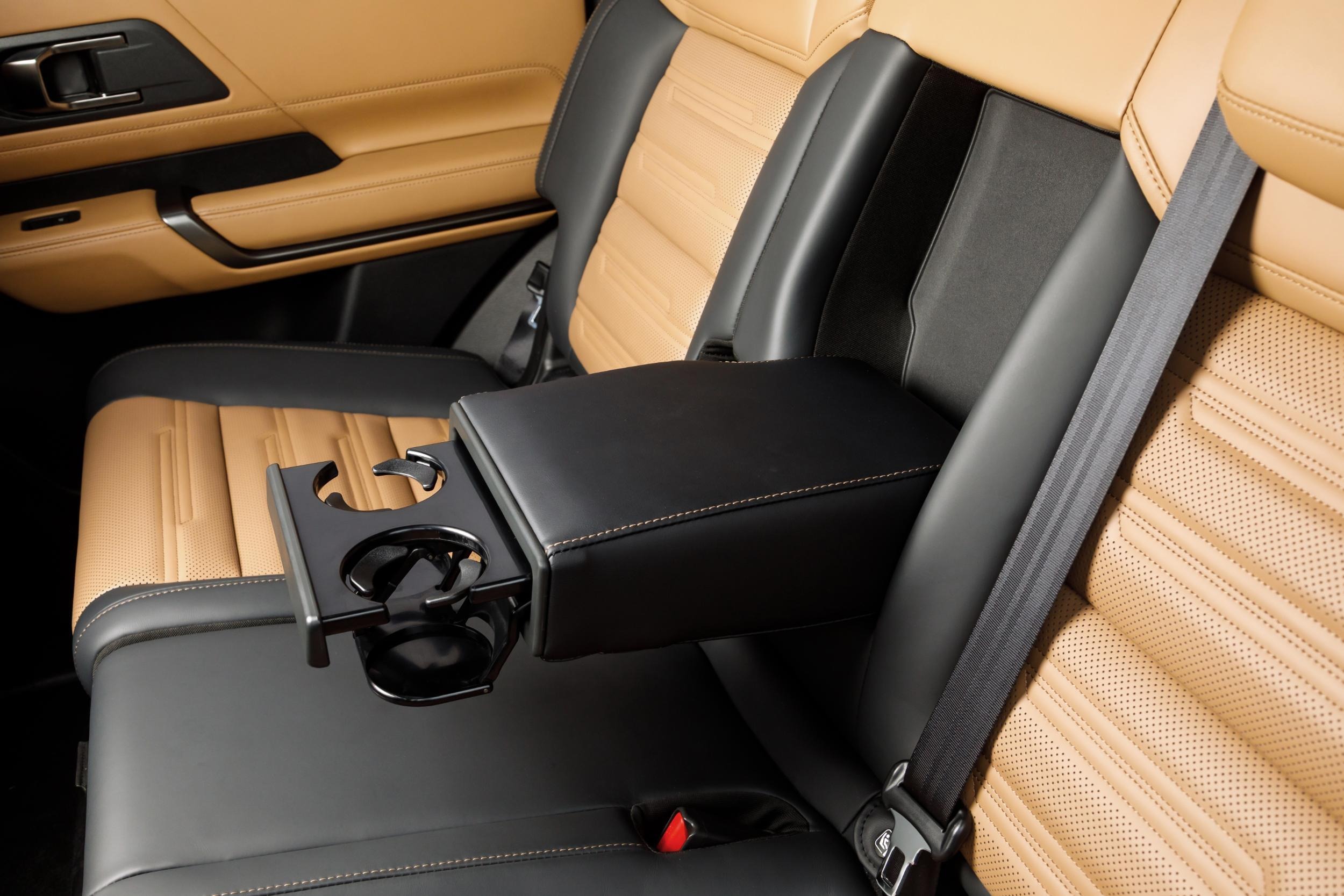 2027 Mitsubishi Pajero Interior - Australia (39)