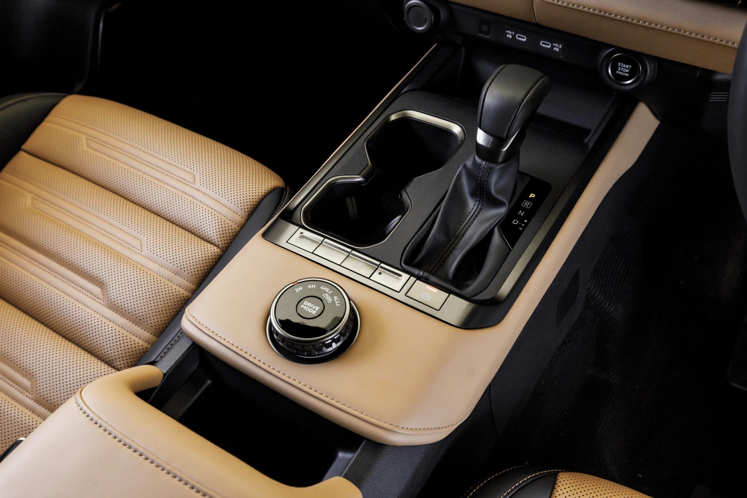 2027 Mitsubishi Pajero Interior - Australia (7)