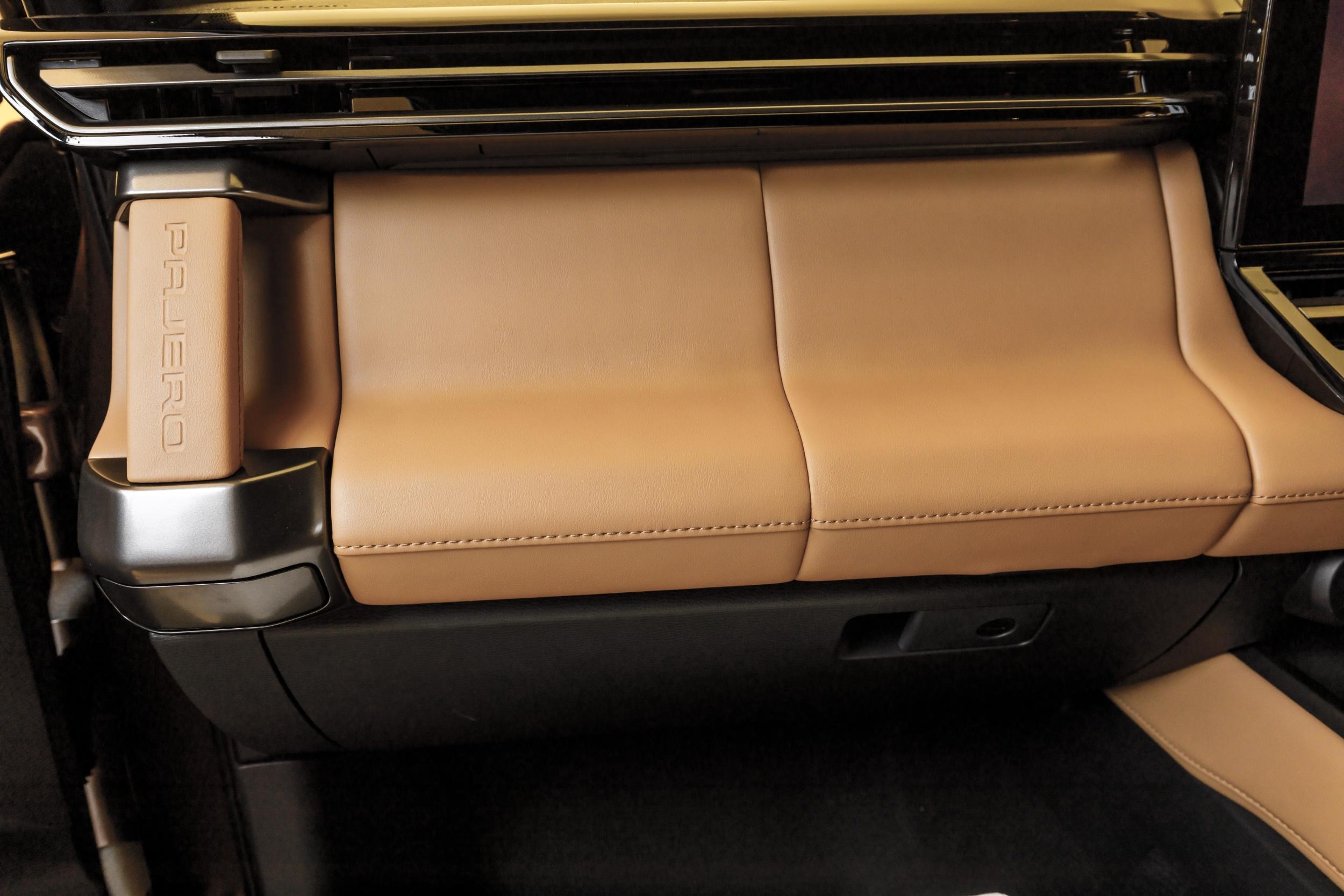 2027 Mitsubishi Pajero Interior - Australia (8)