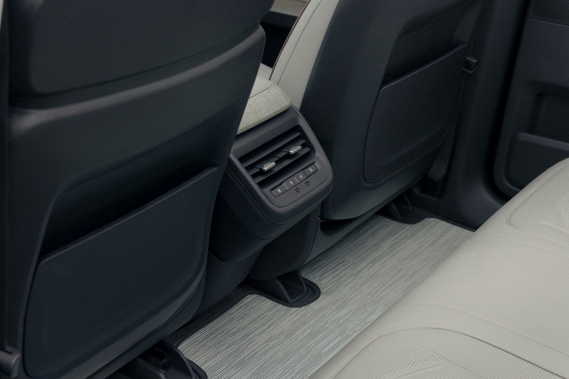 Rivian R3 0307 12