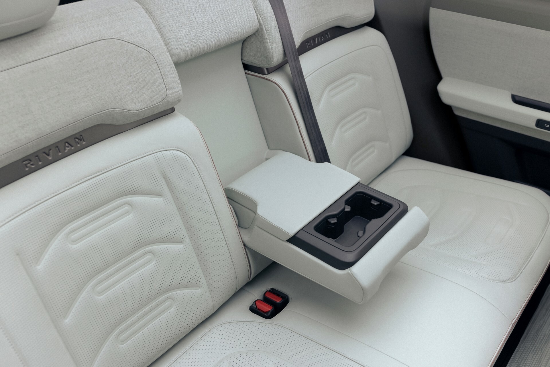 Rivian R3 0307 14