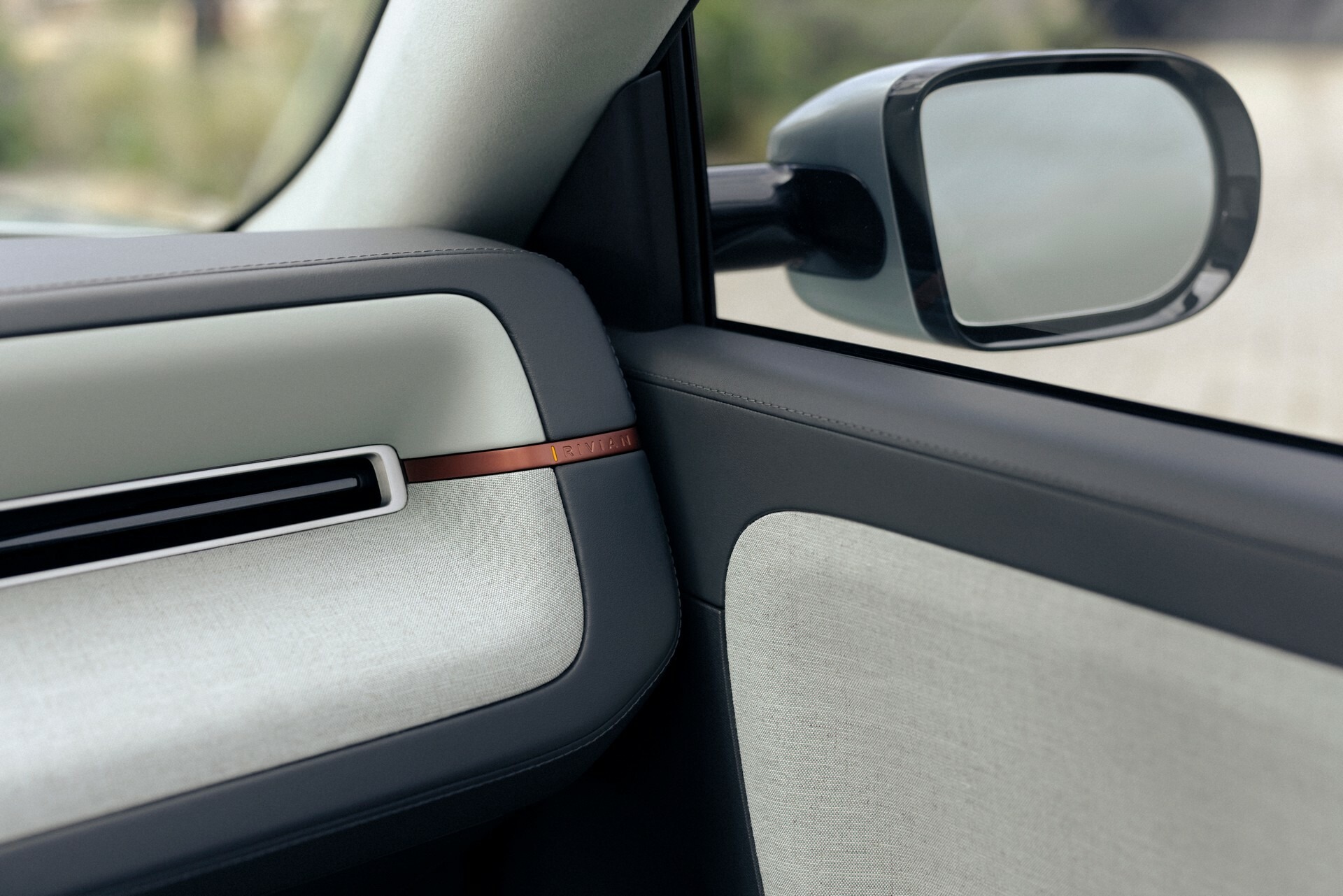 Rivian R3 0307 15