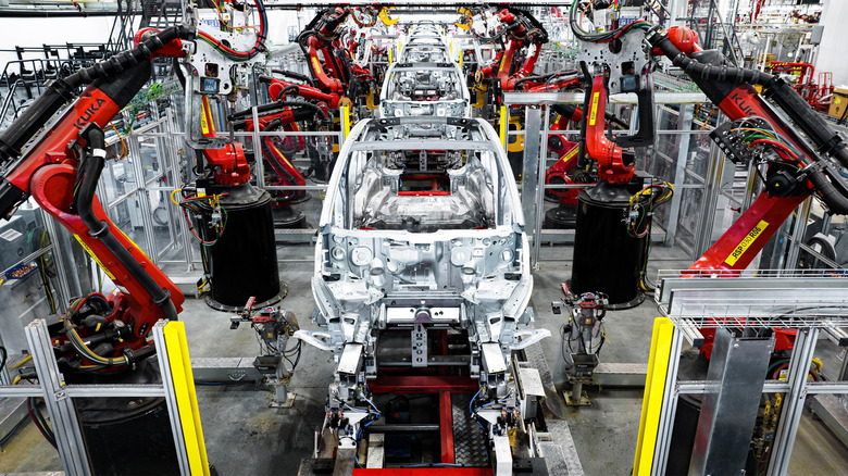 Tesla-factory-lawsuit-racist