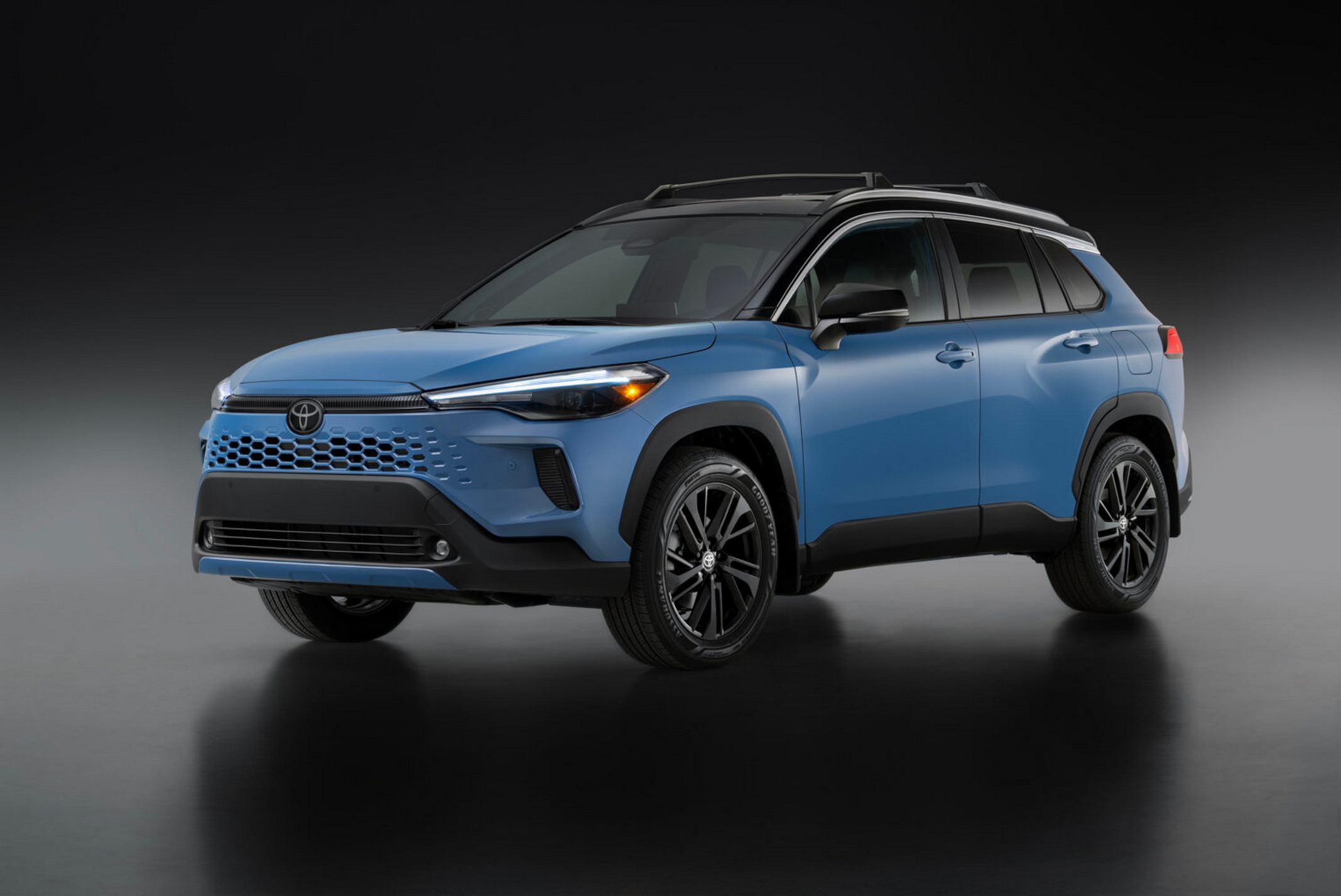 Toyota_2027_Corolla-Cross-Hybrid_XSE_001-1500x1002