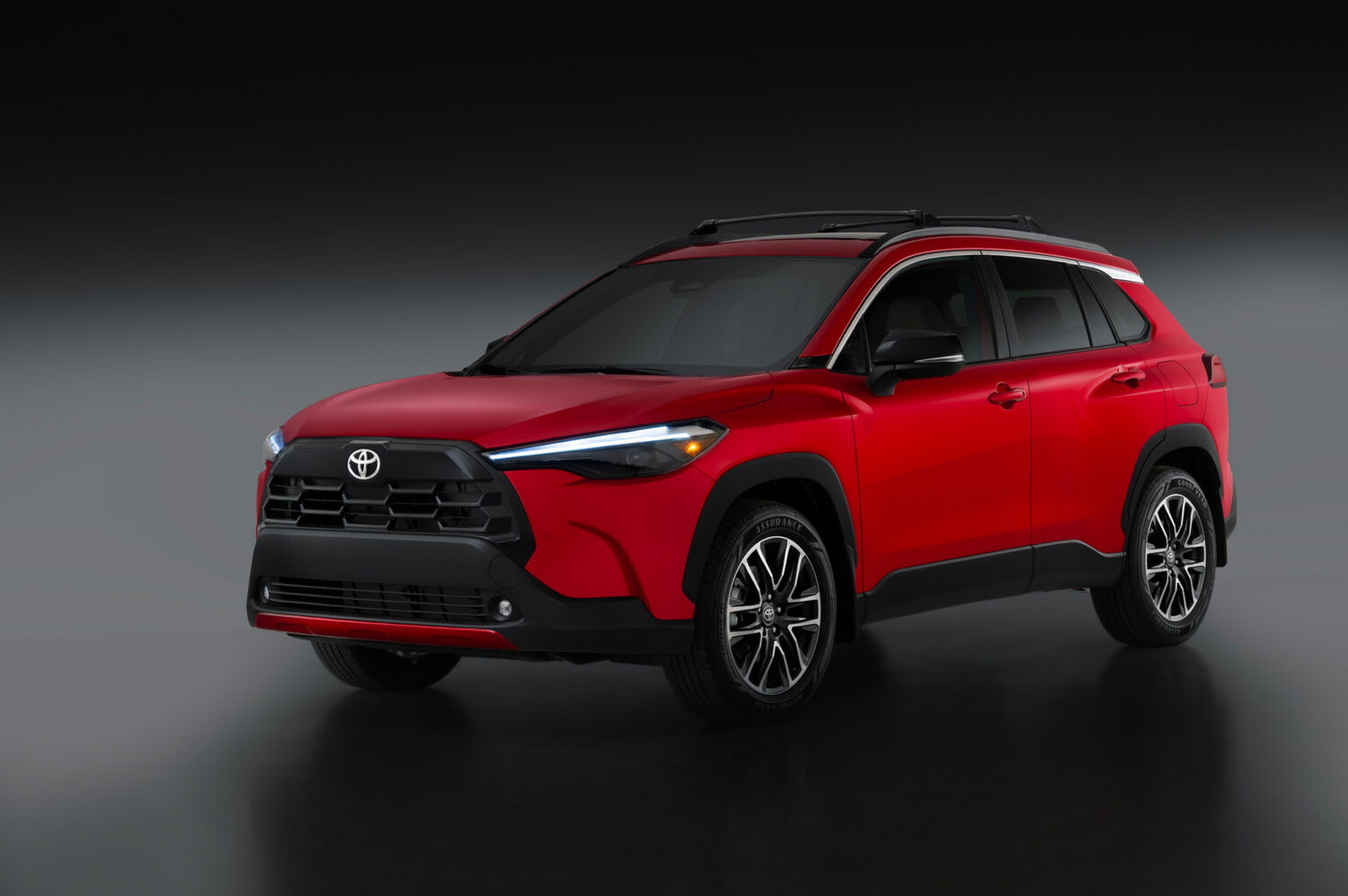 Toyota_2027_Corolla-Cross_XLE_001-1500x998