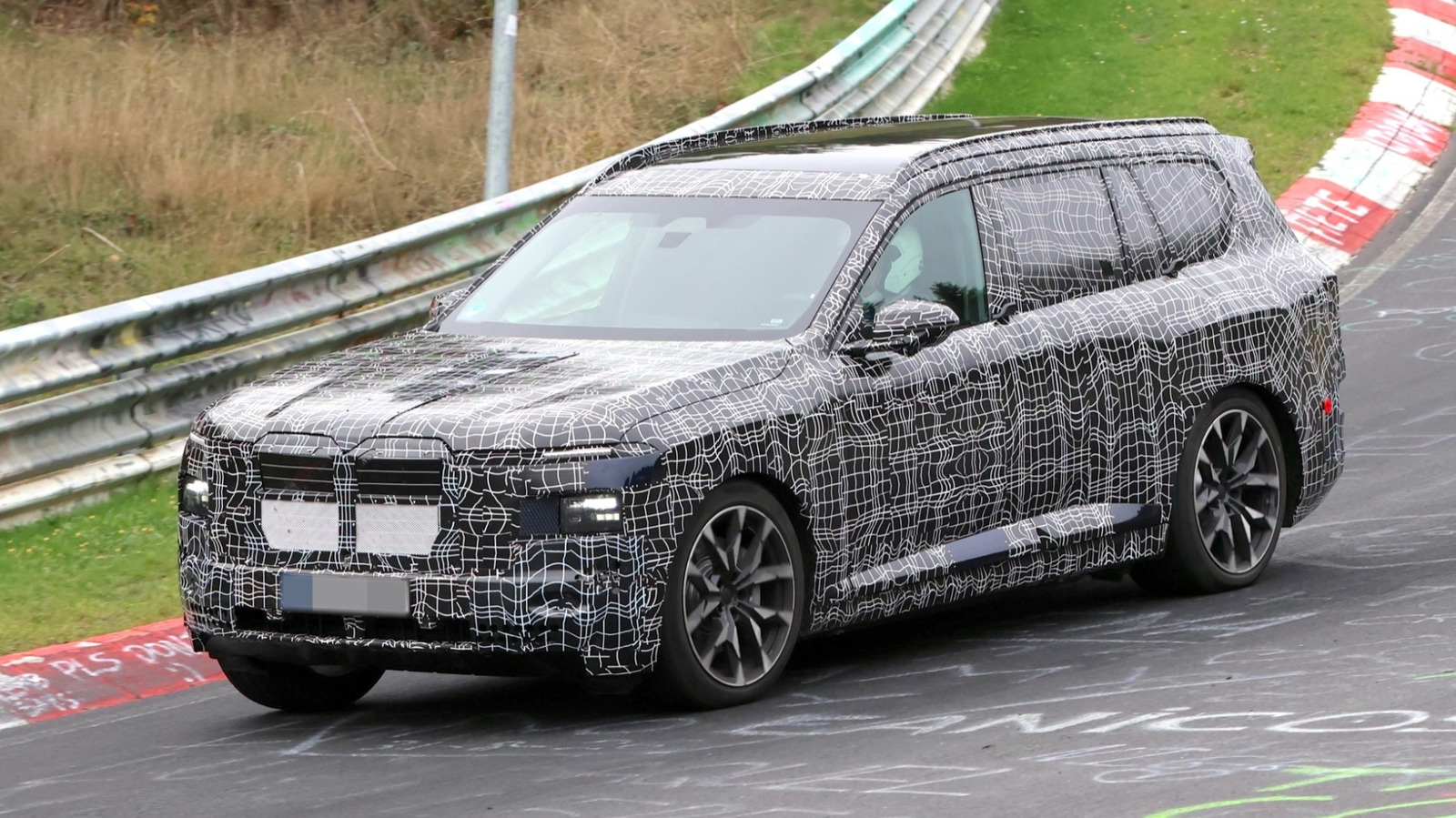 BMW iX7 przyłapane na testach: elektryczny luksus z trzema rzędami siedzeń w towarzystwie X7 M60
