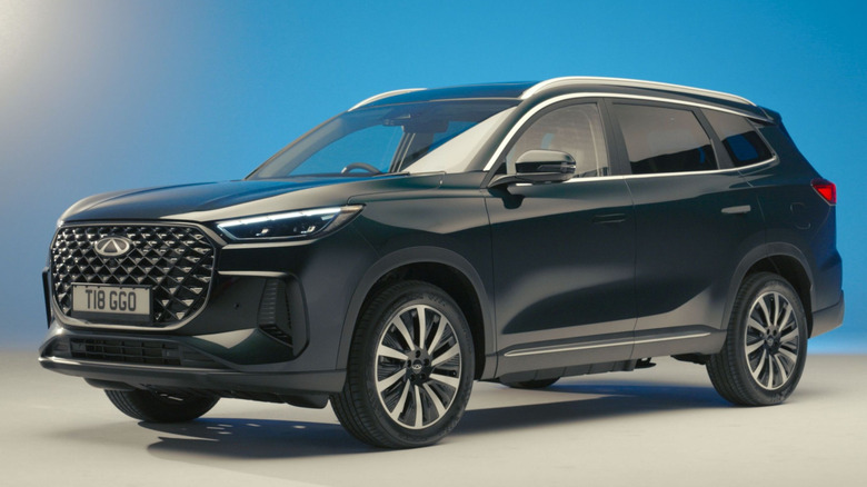 Chery Tiggo 8 SUV front three-quarter image