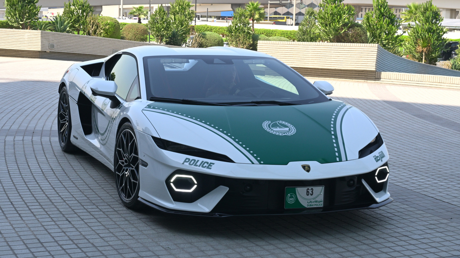 Policja Dubaju wzmocniła flotę supersamochodów hybrydowym Lamborghinim