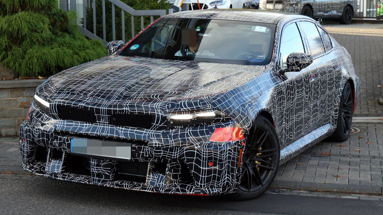 BMW M5 po liftingu z produkcyjnymi światłami, ale w nietypowym kolorze