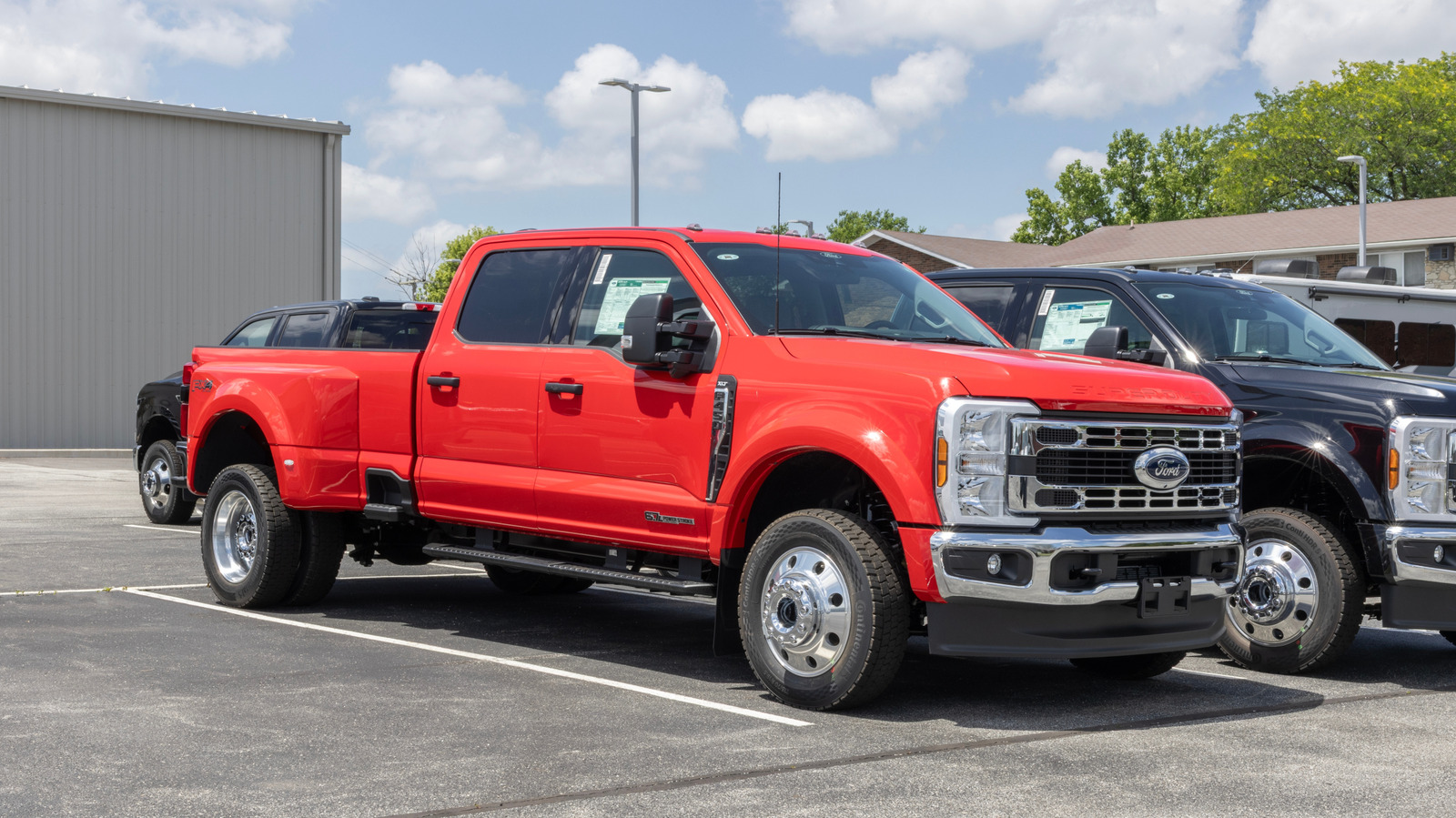 Ford ogłasza akcję serwisową 102 159 ciężarówek F-Series Super Duty z powodu błędnych analogowych liczników