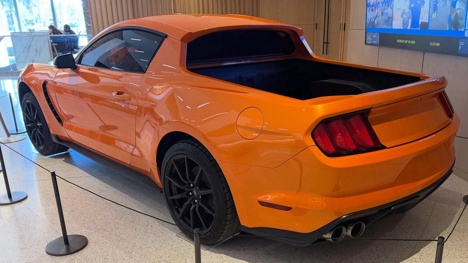 Ford zamienił Mustanga w ute i ukrył go w cieniu
