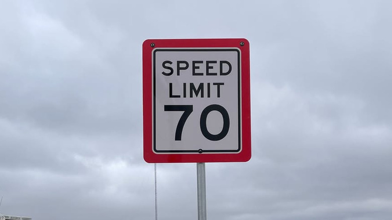 A 70 mph speed limit sign with a red border from Texas