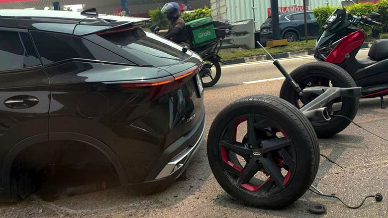 A Chery Omoda 5 with the rear axel detached in Malaysia
