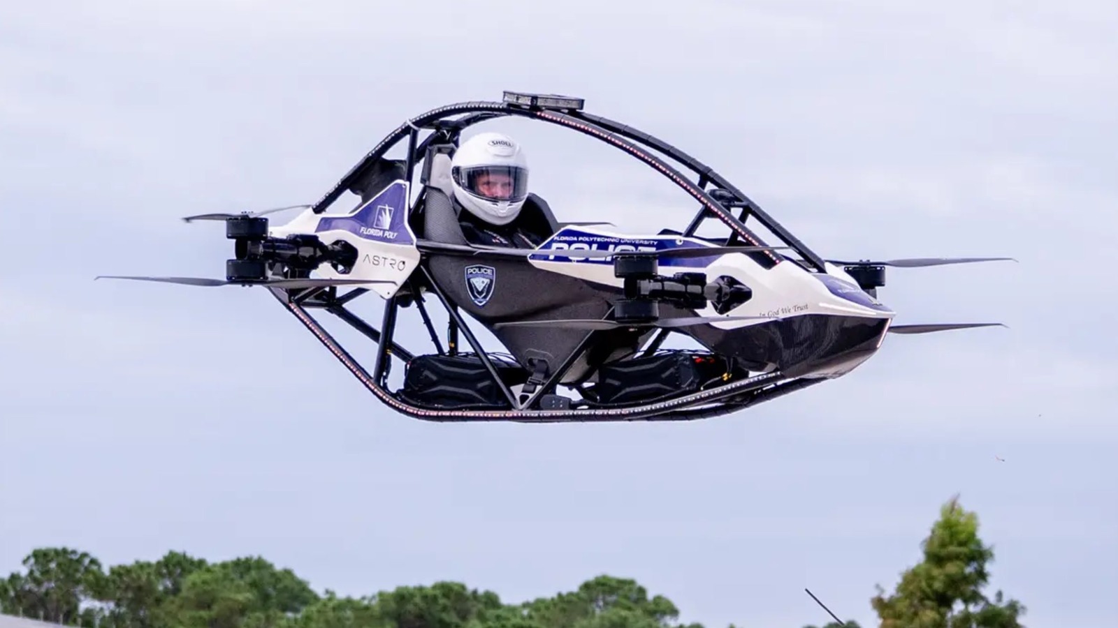 Dron pilotowany brzmiący jak gniewne osy nową zabawką policji patrolującej kampus florydzkiej uczelni