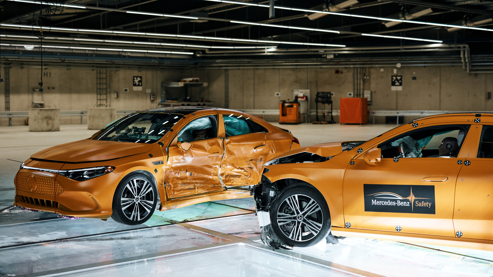 Mercedes rozbija dwa modele CLA, by pokazać bezpieczeństwo aut elektrycznych
