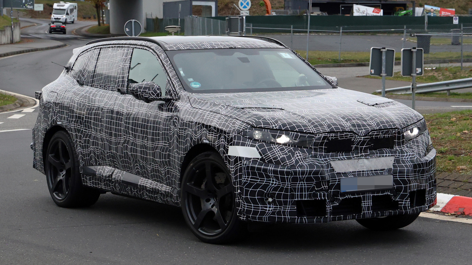 Nowe BMW X5 M przyłapane na zdjęciach szpiegowskich – wygląda agresywnie, nawet w wersji elektrycznej