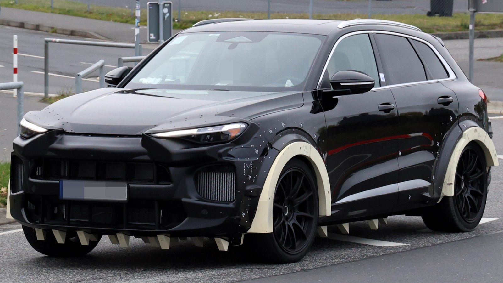 Prototyp nowego Porsche Macan wygląda, jakby wyjechał z planu Jurassic Park
