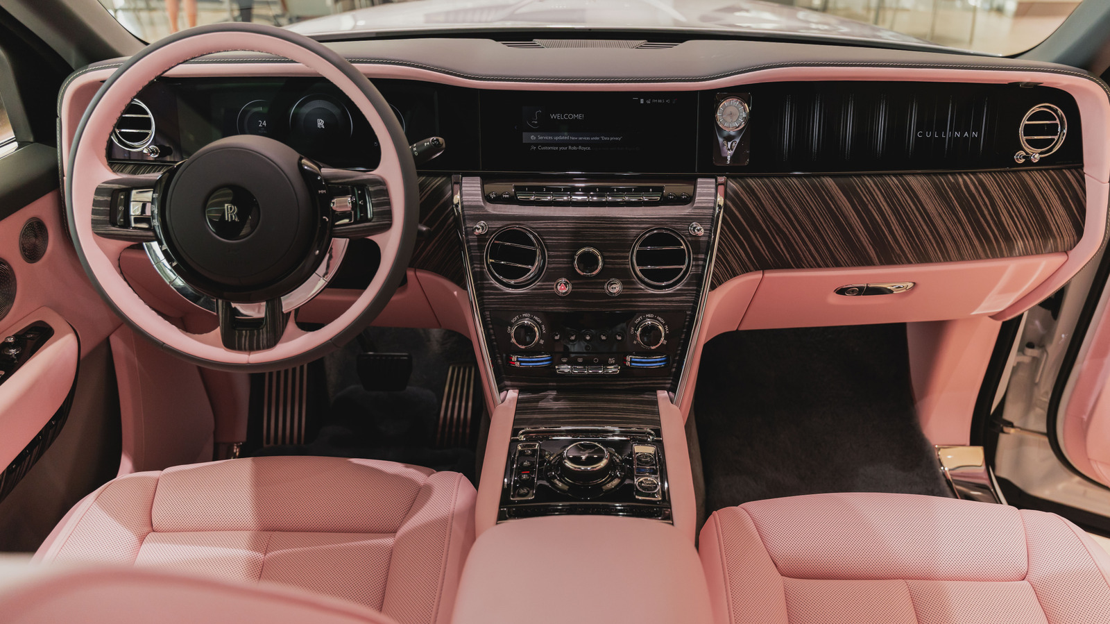 Spersonalizowany różowy Rolls-Royce Cullinan to idealny wybór dla Miami