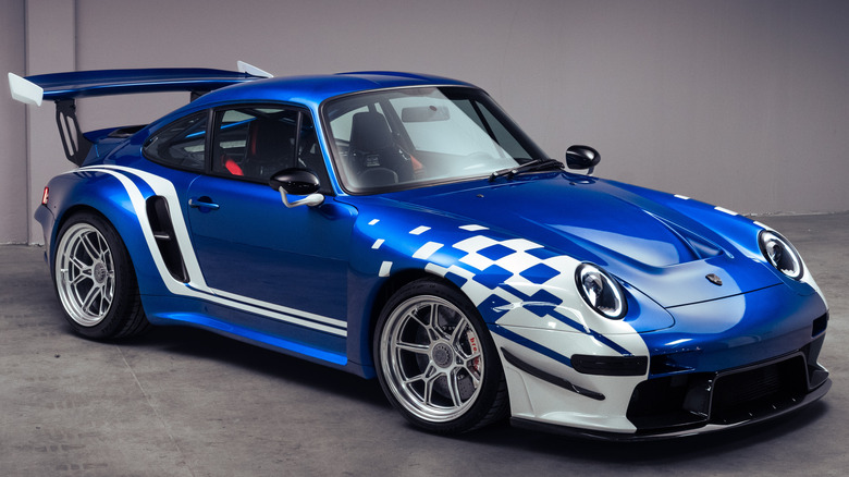 A front three-quarter view of the blue and white Gunther Werks Brundle Edition Turbo