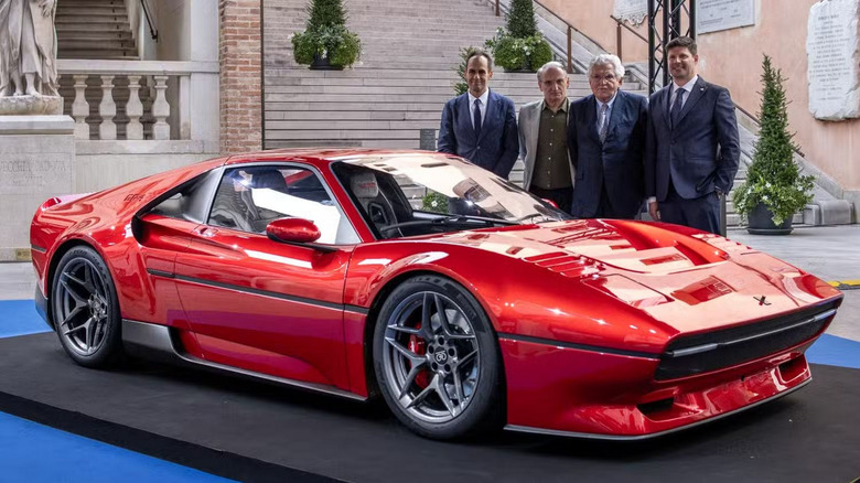 Four men standing behind the Ferrari 308-inspired Gruppo 4 Tributo