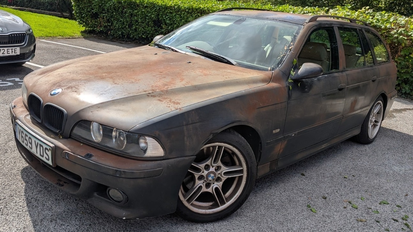 To BMW serii 5 Touring generacji E39 z silnikiem V8 wcale nie jest tak zniszczone, jak wygląda