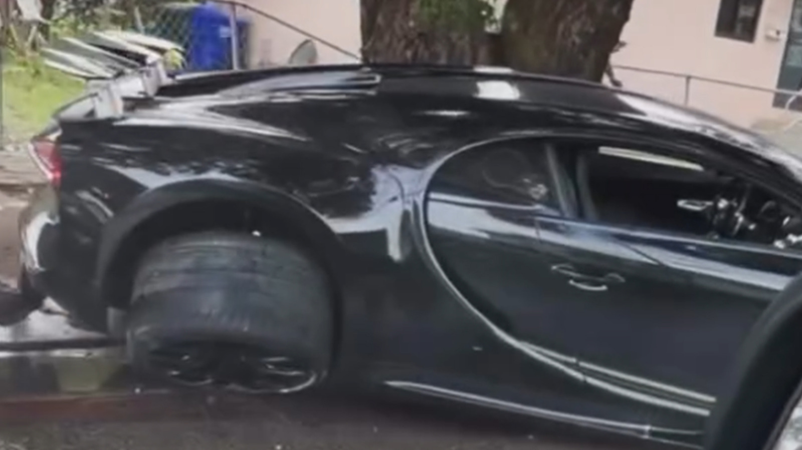 Myślisz, że miałeś kiepski dzień? Przynajmniej nie rozbiłeś Bugatti jak ten kierowca