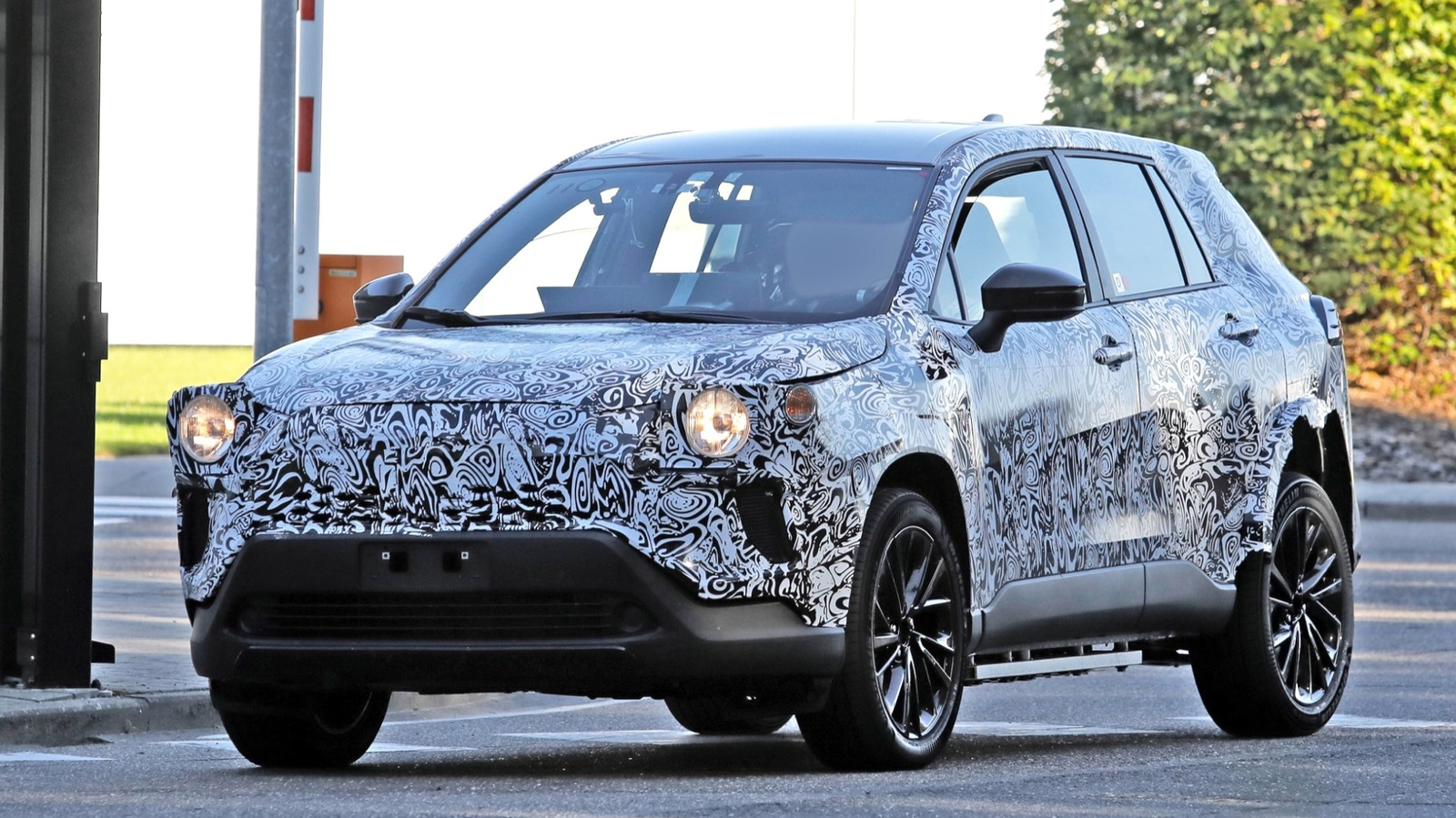 Kolejny elektryczny SUV Toyoty ukryty pod nadwoziem Corolli Cross