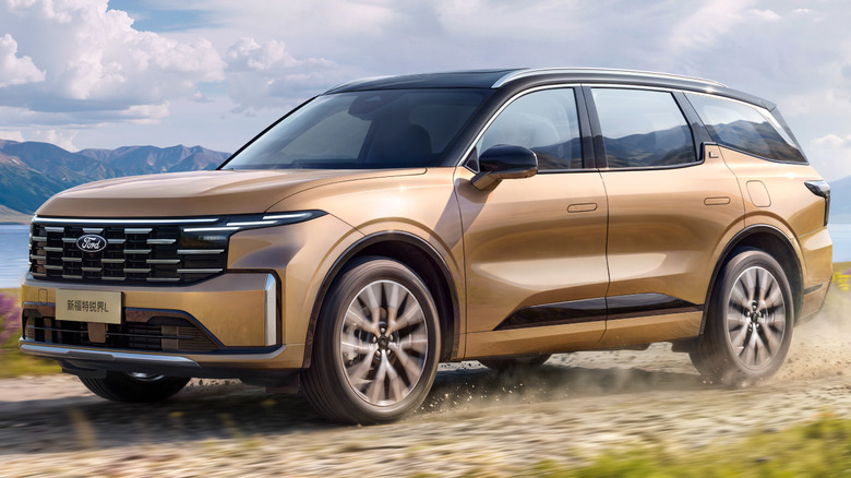 The facelifted Ford Edge L driving in the countryside.