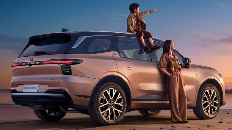 A rear three-quarters view of the Ford Edge L