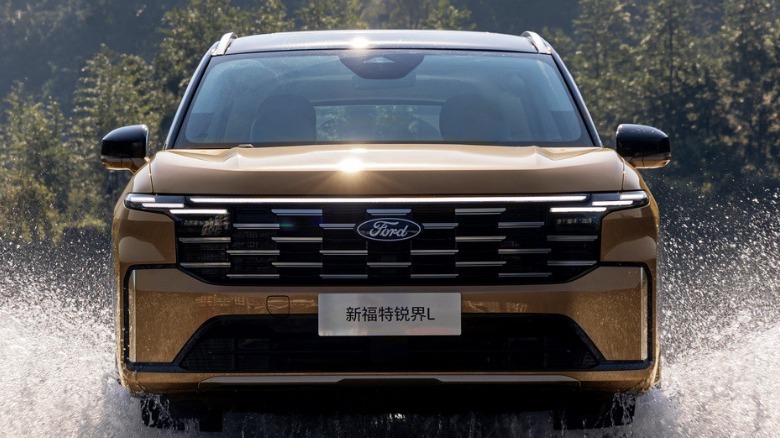 The front end of the Ford Edge L as it is driving through water